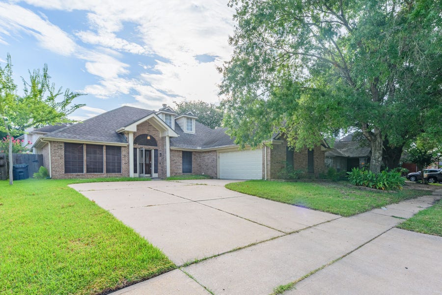 Property photo for 1813 Oak Wood Drive E, Pearland, TX