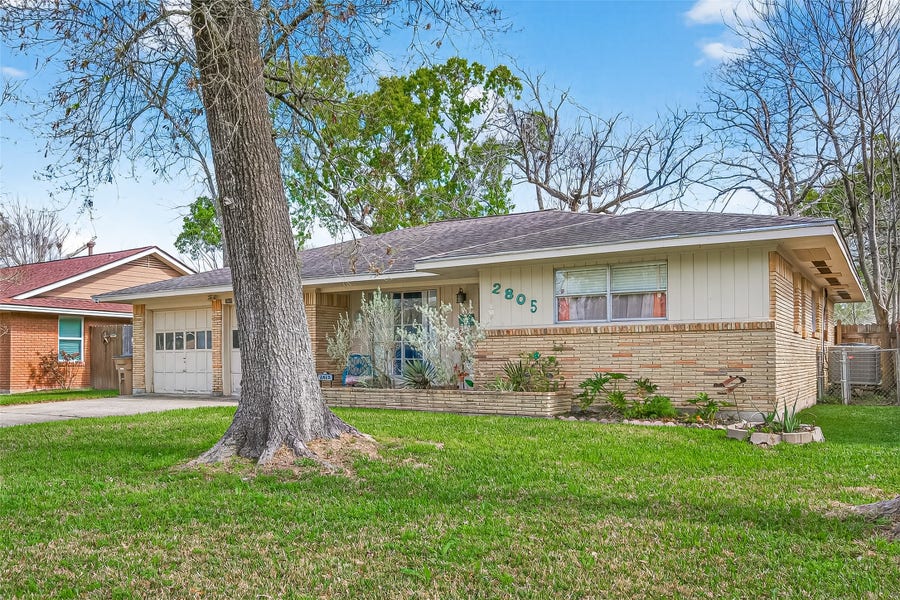 Property photo for 2805 Woodlawn Street, Dickinson, TX