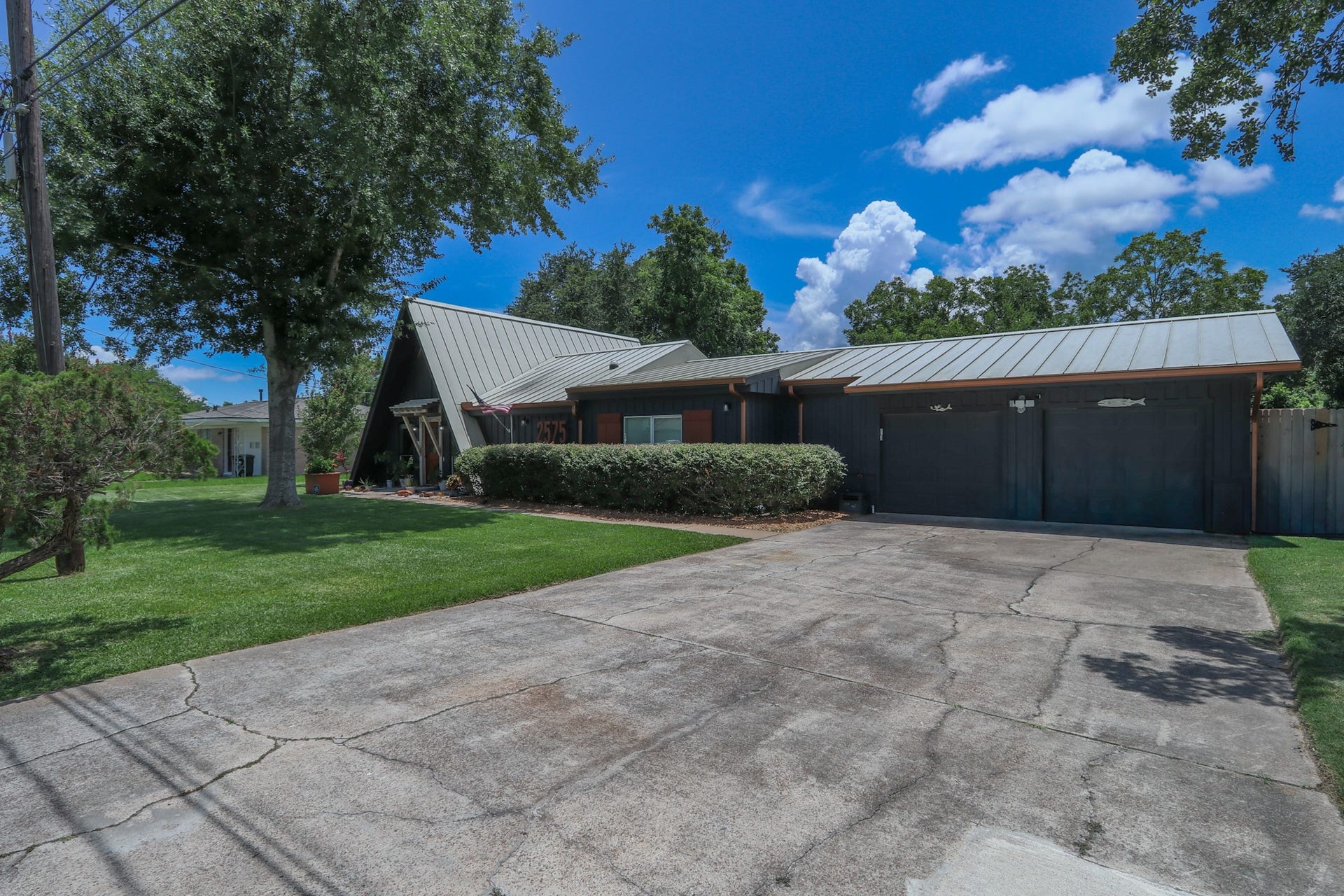 2575 Cliff Drive, Dickinson, TX 77539 Oversized 2 Car Garage offers plenty of storage space & 2 cars... Wide drive that could accomodate 4-6 vehicles.