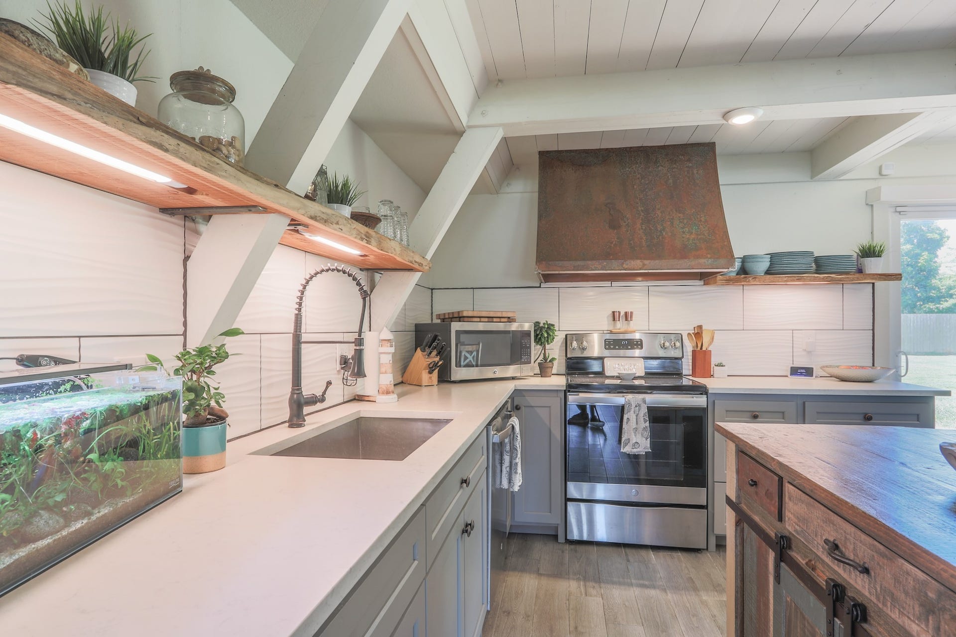 2575 Cliff Drive, Dickinson, TX 77539 Such a practical and charming space to prepare meals - as they say - "The kitchen is the Heart of the Home" -
You will enjoy the warmth and joy this home exudes...