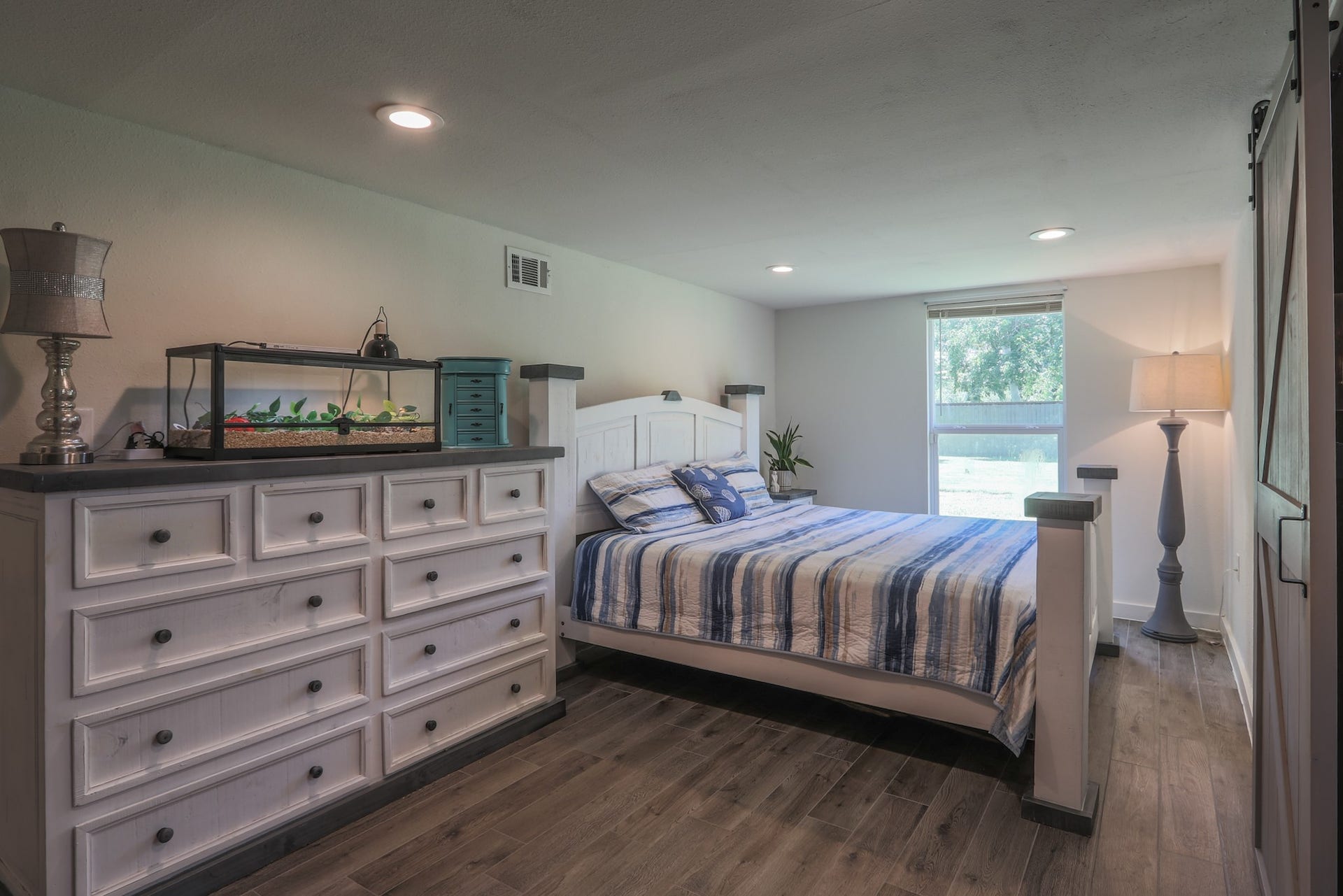 2575 Cliff Drive, Dickinson, TX 77539 Second Bedroom is also a nice size with recessed lighting and its own private bath behind the decorative sliding barn door.