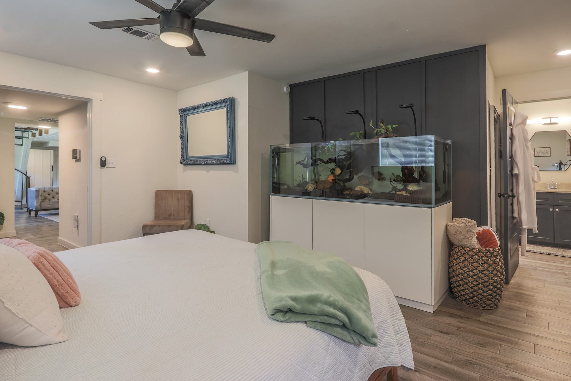 2575 Cliff Drive, Dickinson, TX 77539 A better view of aquarium and the entrance to the primary suite bath.