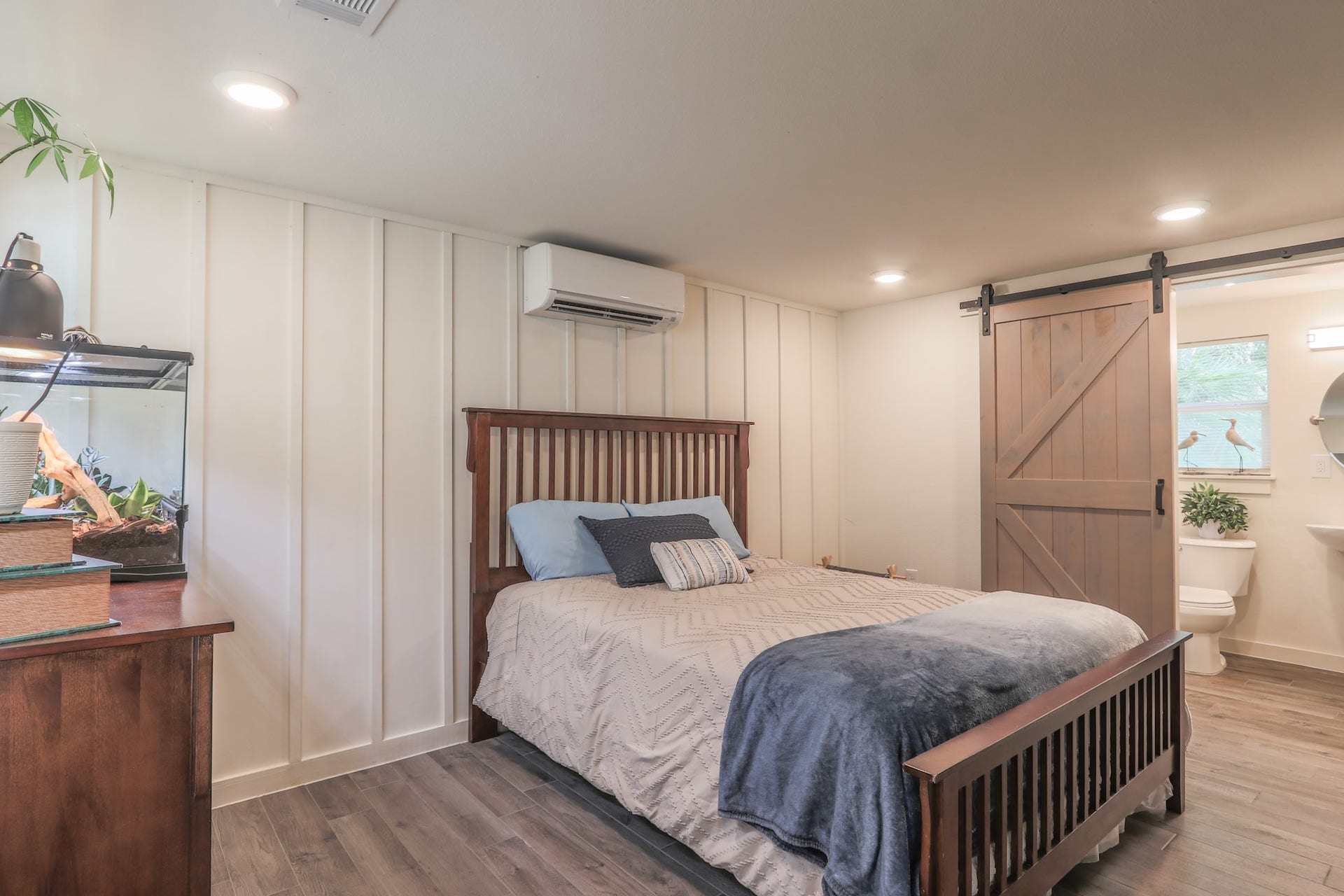 2575 Cliff Drive, Dickinson, TX 77539 Third bedroom is on the other side of living area, this room has its own mini split AC, recessed lighting and private bath as well.