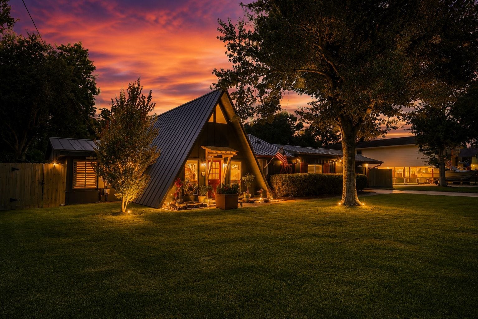 2575 Cliff Drive, Dickinson, TX 77539 Come pay us a visit and enjoy the warmth and comfort of this lovely home...
