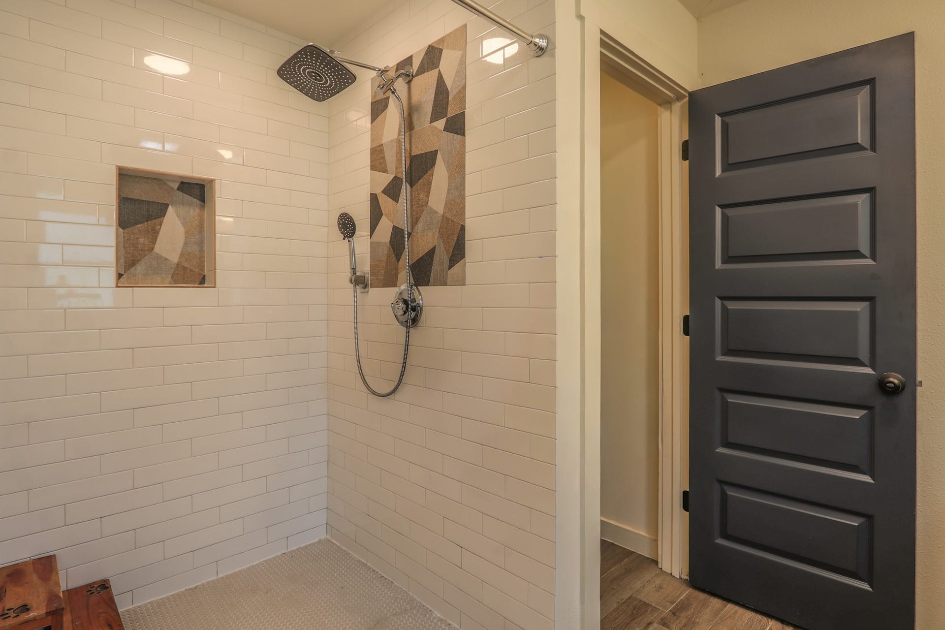 2575 Cliff Drive, Dickinson, TX 77539 Custom tile shower features nice hardware and really cool accent tiles. Very big shower and easy access... Private Water Closet to the right of the shower.