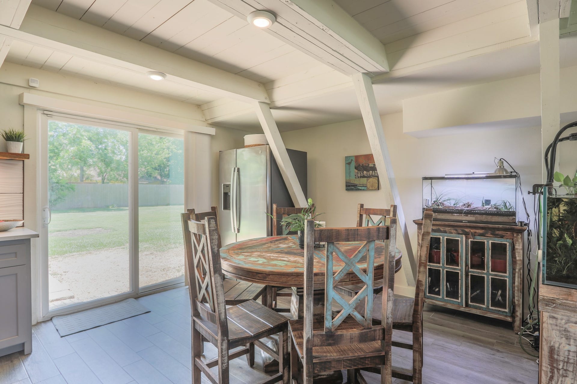 2575 Cliff Drive, Dickinson, TX 77539 Natural light floods in for that morning coffee overlooking the huge back yard. Take note of the small buffet with the aquarium on it - that will be left for the new owners with the dining set and island that match it.
