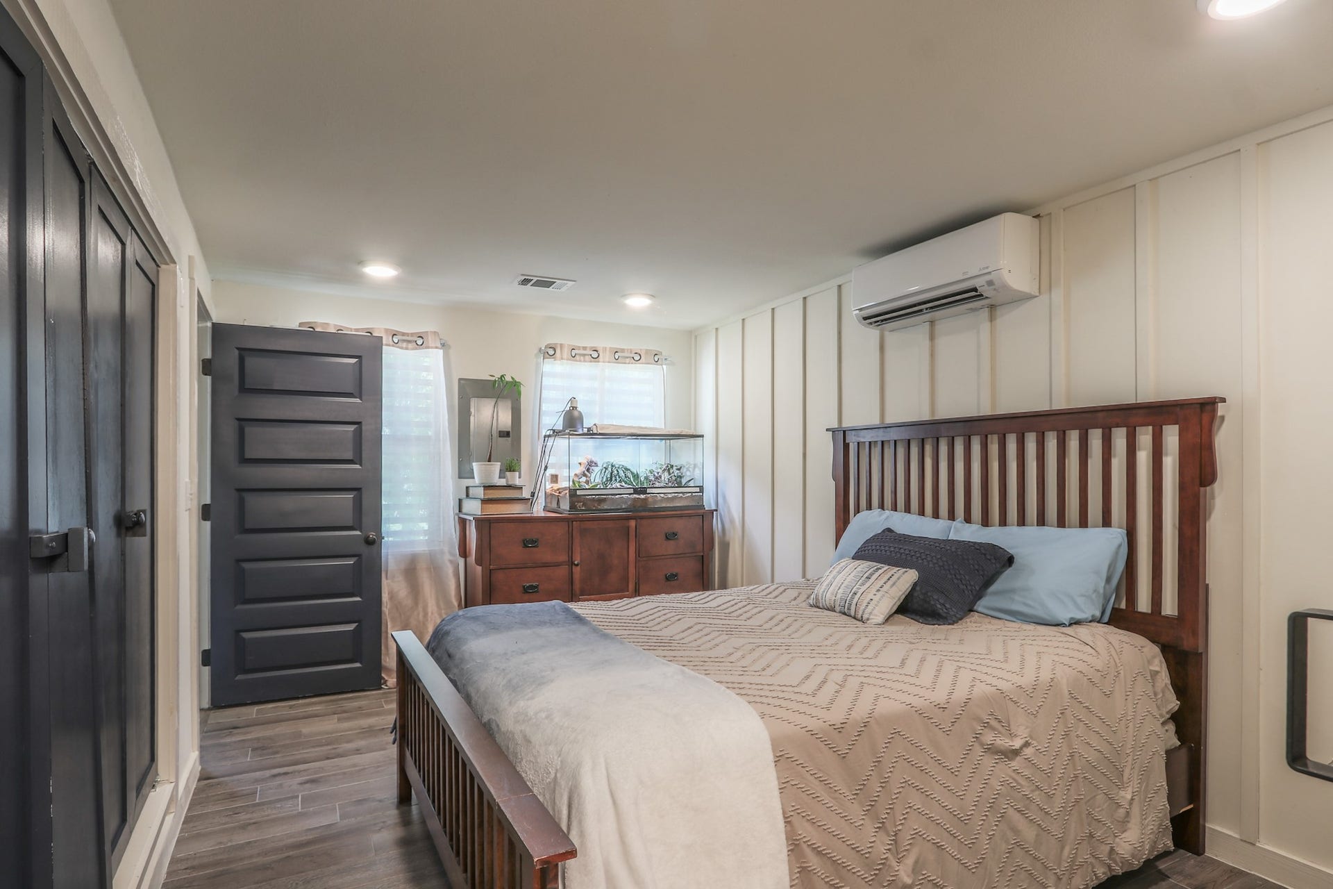 2575 Cliff Drive, Dickinson, TX 77539 Another view shows the navy closet doors and 5 panel door entering the room.