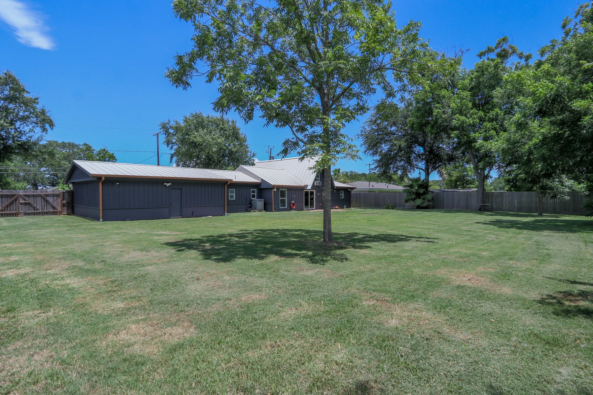 2575 Cliff Drive, Dickinson, TX 77539 Huge Back Yard - Huge! There was a pool here in the past that the previous resident didn't keep but you could do something like that or have a large covered patio and beautiful gardens... The possibilities are truly as big as your imagination!