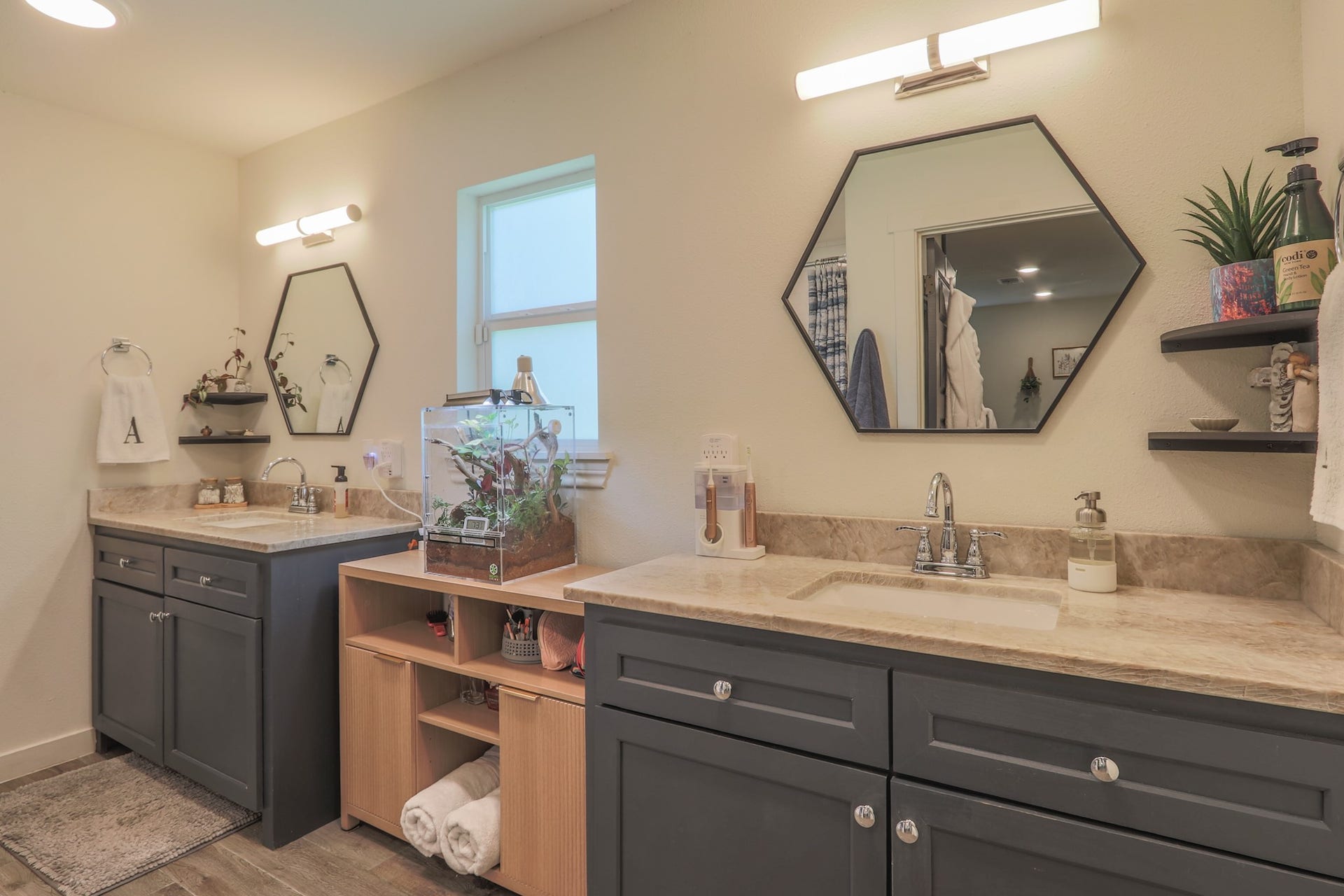 2575 Cliff Drive, Dickinson, TX 77539 The primary ensuite bath feature modern lighting, mirrors and cabinetry.
