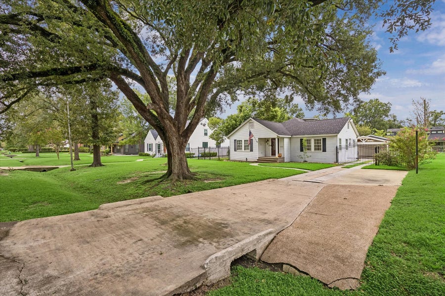 Property photo for 327 W 31st Street, Houston, TX