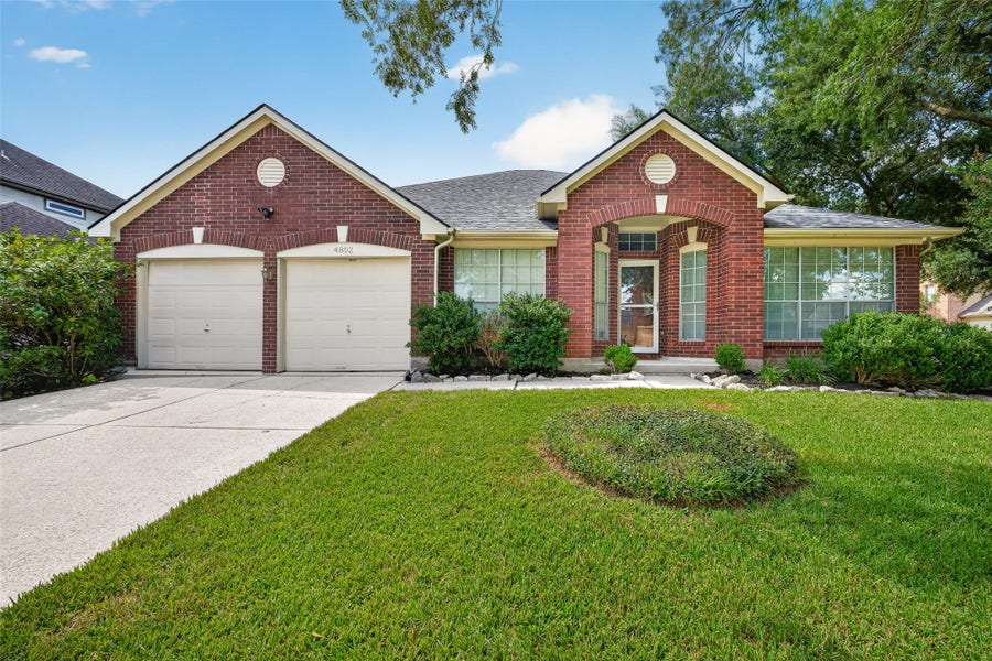 Property photo for 4802 Widerop Lane, Friendswood, TX