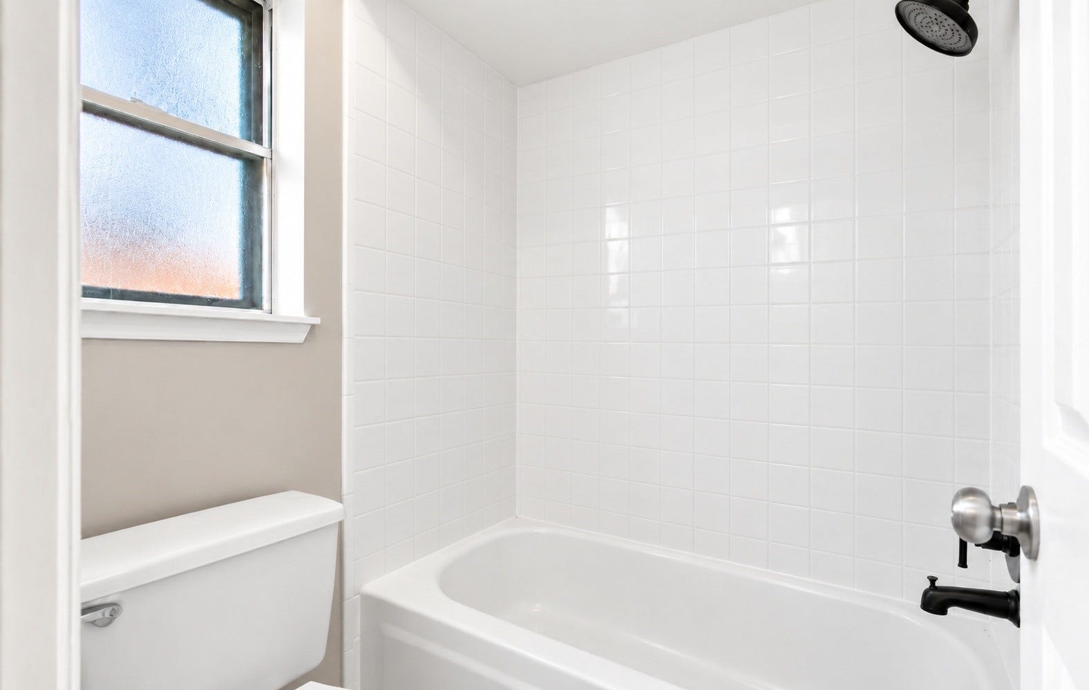 17810 Port O Call Street, Crosby, TX 77532 The primary bathroom has a tub/shower combo!