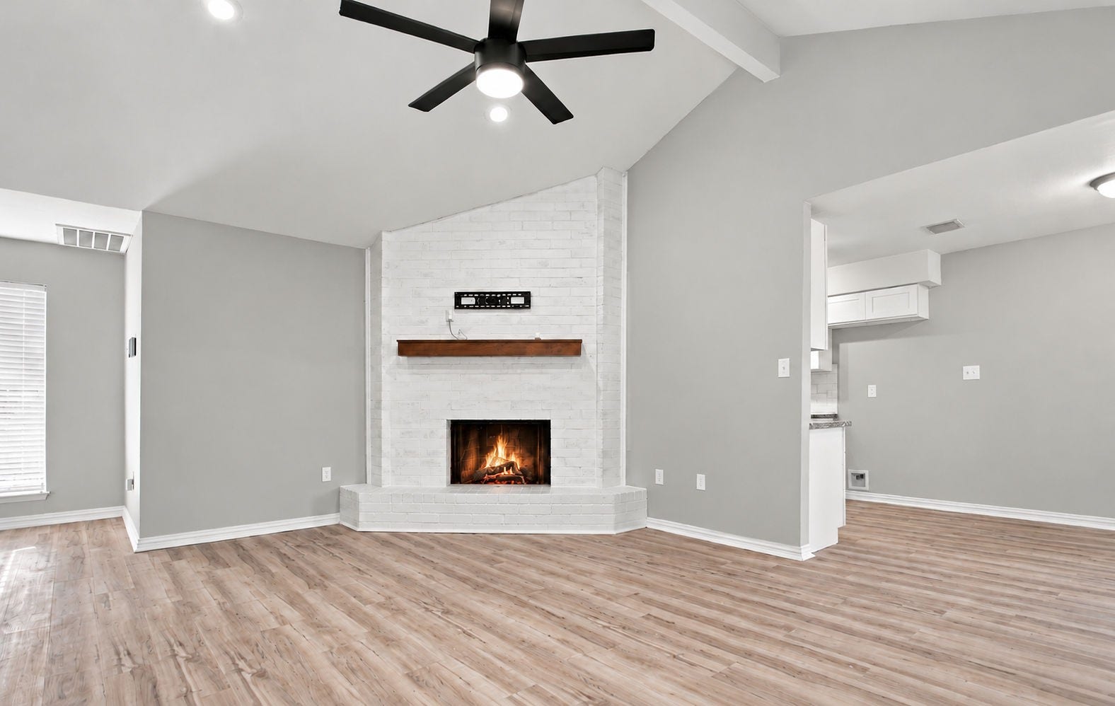 17810 Port O Call Street, Crosby, TX 77532 This home has a fireplace!