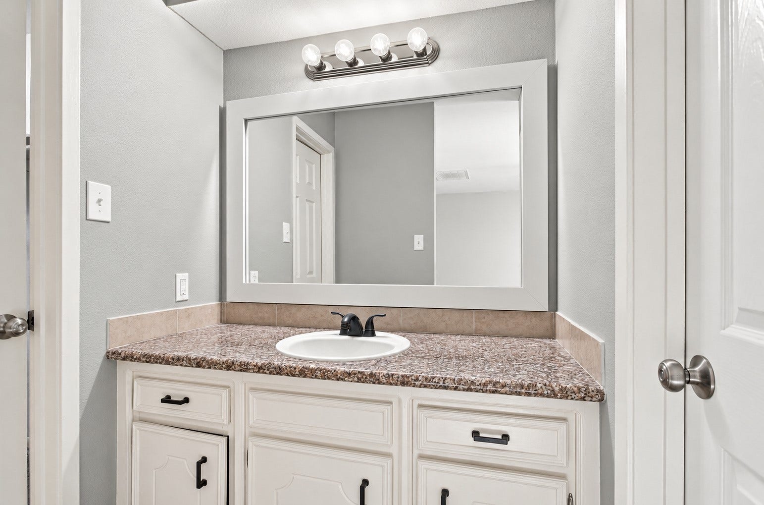 17810 Port O Call Street, Crosby, TX 77532 The secondary bathroom!