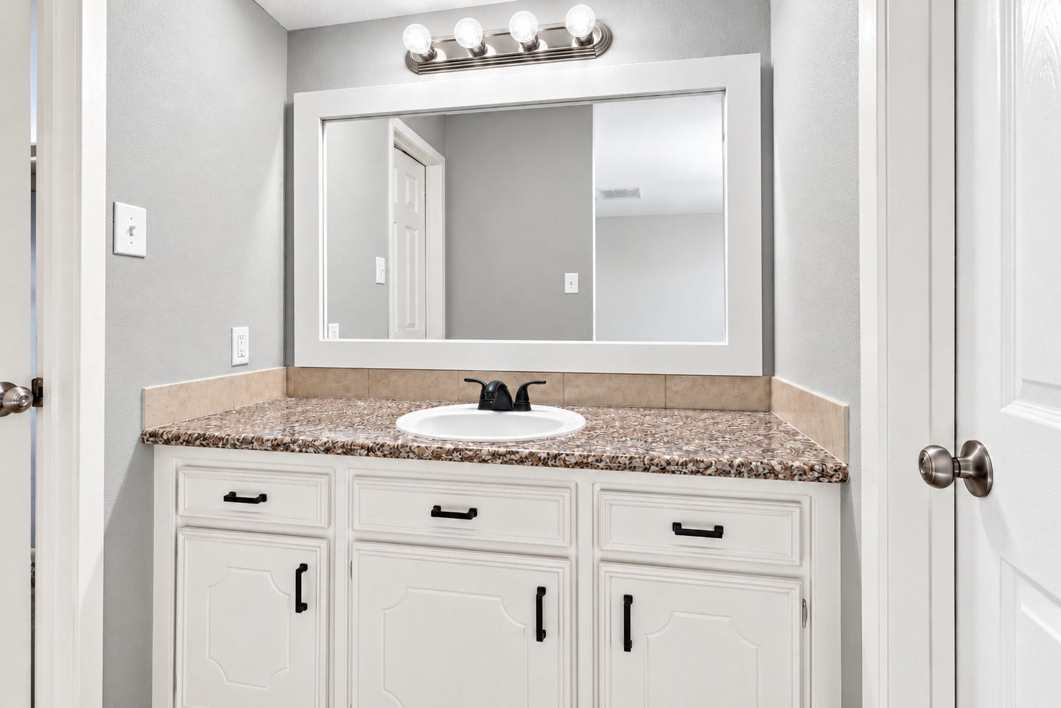 17810 Port O Call Street, Crosby, TX 77532 The vanity in the primary En Suite!