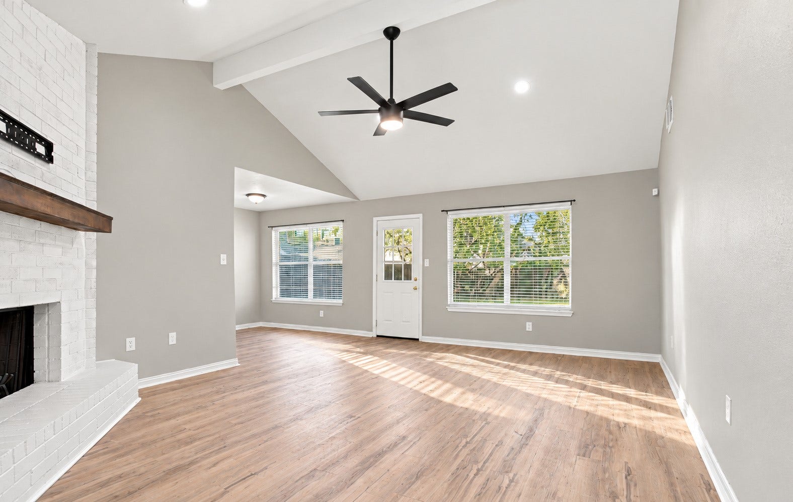 17810 Port O Call Street, Crosby, TX 77532 The spacious living room!