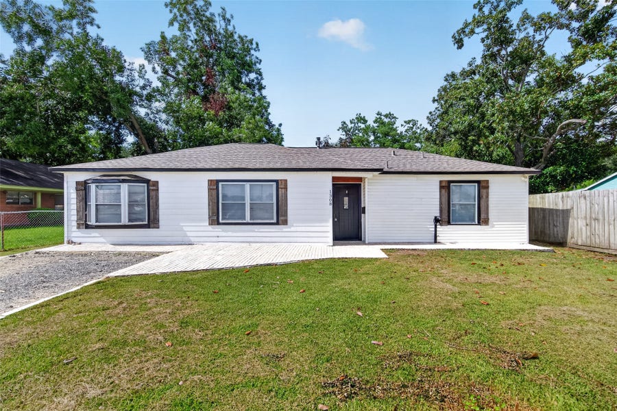 Property photo for 1308 W Dumble Street, Alvin, TX