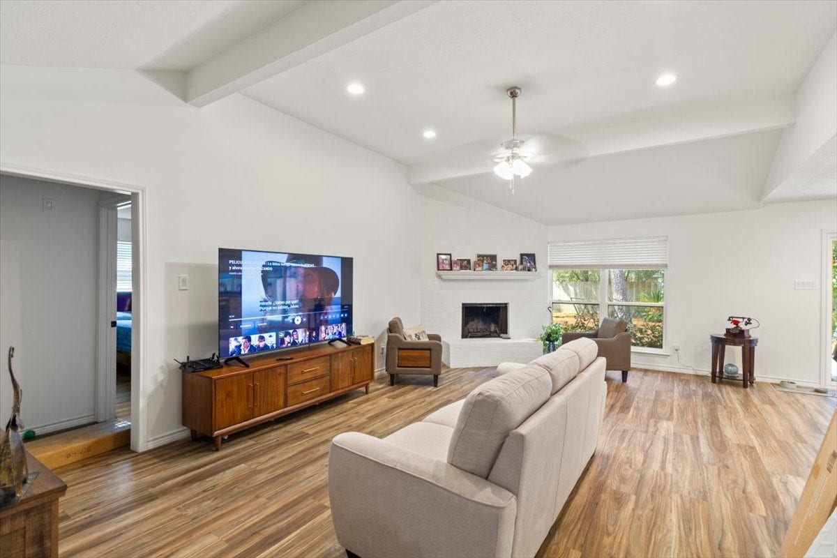3735 Glade Forest Drive, Houston, TX 77339 Open living room with high ceilings