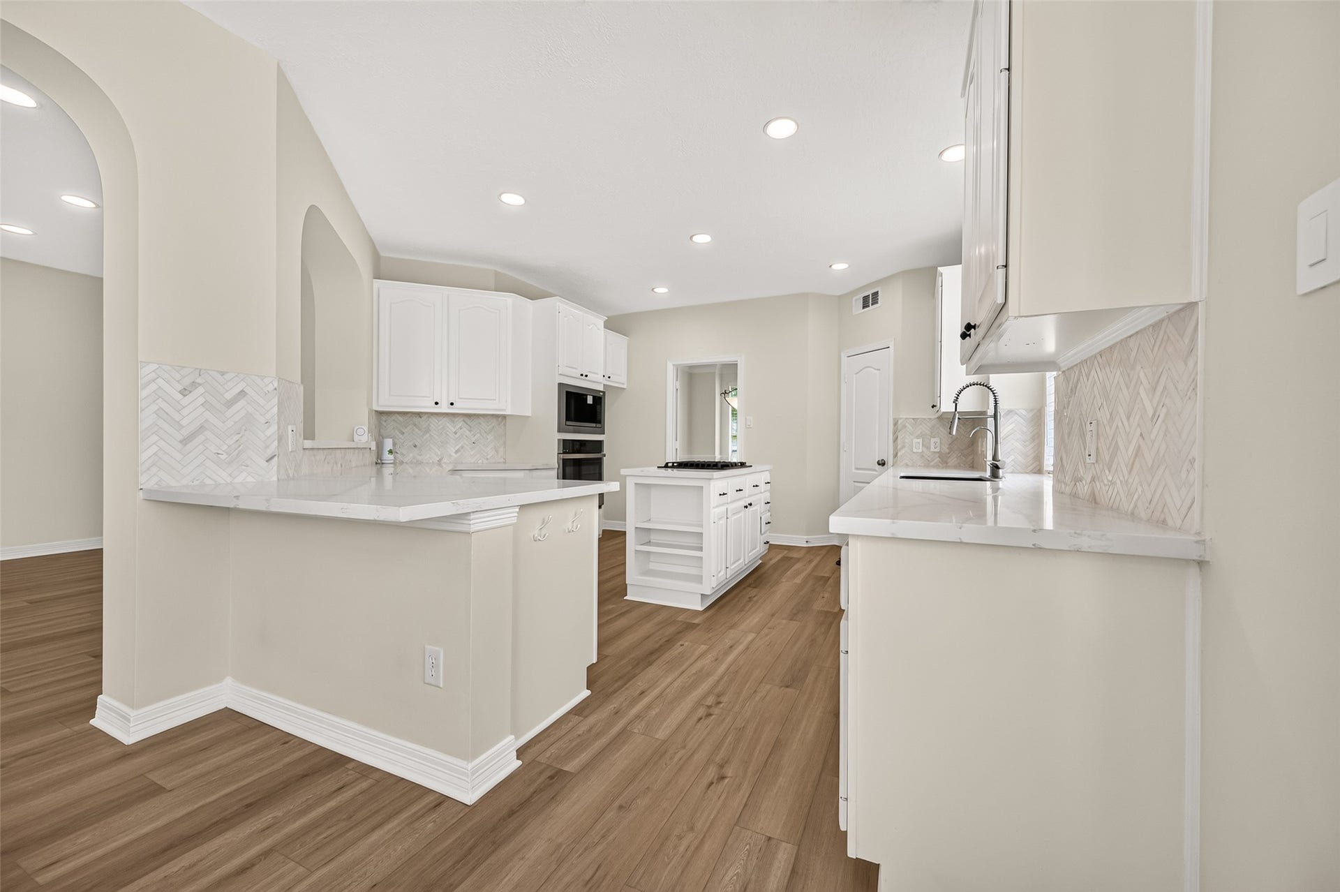826 Ivory Ridge Lane, Houston, TX 77094 Pull up a stool! The breakfast bar creates an easy spot for morning coffee, a quick bite, or visiting with the cook while dinner is being prepared. Its open connection to the adjoining living spaces keeps conversation flowing and gives the kitchen a wonderfully social feel.