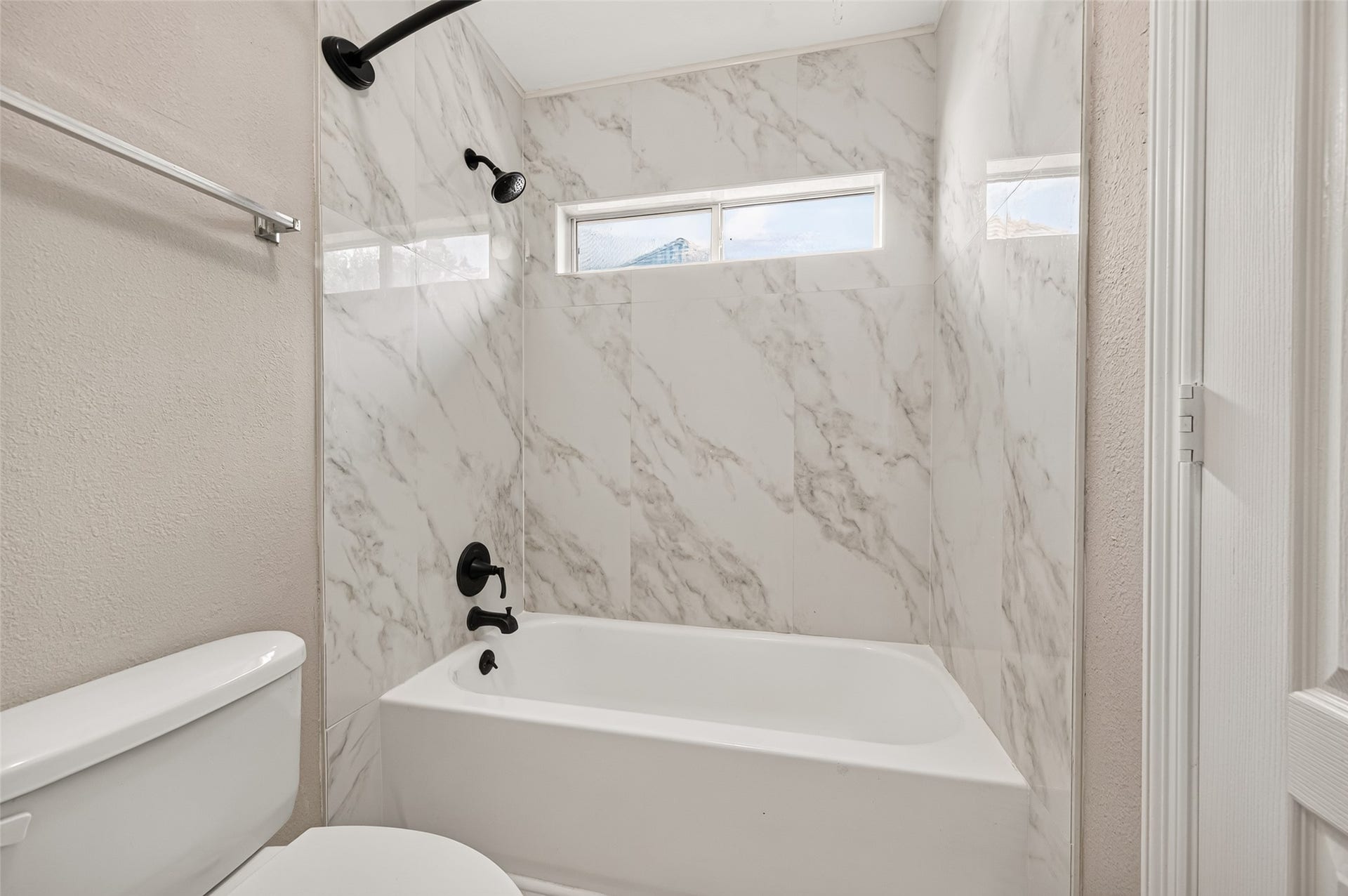 826 Ivory Ridge Lane, Houston, TX 77094 SHARED, YET PRIVATE! The Jack & Jill bath connecting Bedrooms #2 & #3 features a shared bathing area with a tub/shower combination, updated tile surround & fixtures. A window brings natural light into the space, while a convenient linen closet provides additional storage for towels & bath essentials. Separate sink vanities for each bedroom help keep busy mornings running smoothly.