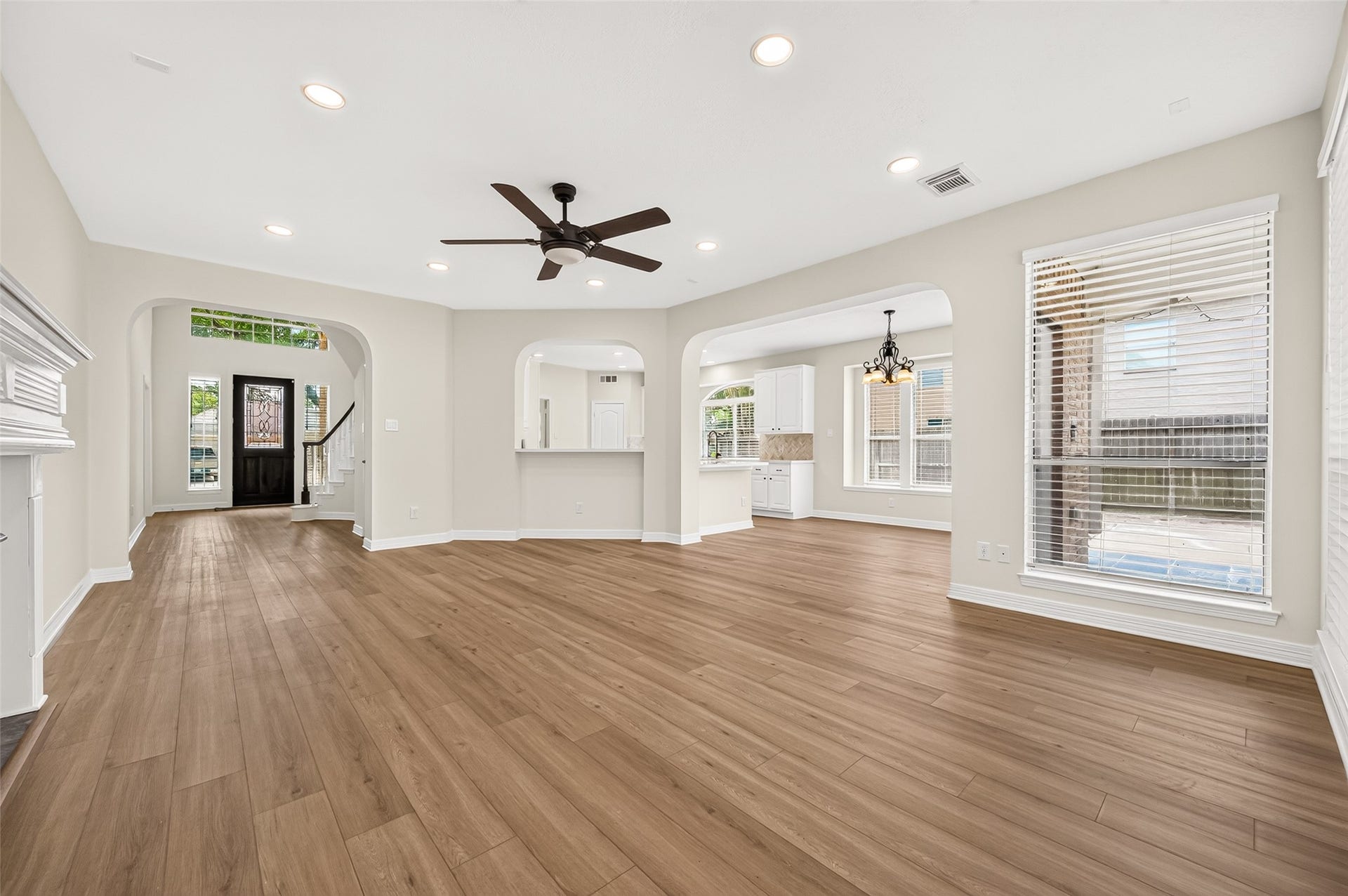 826 Ivory Ridge Lane, Houston, TX 77094 ROOM TO RELAX! The spacious FAMILY ROOM is designed for comfortable everyday living with an open flow to the kitchen & breakfast room. Wide arched openings, recessed LED lighting & an updated ceiling fan enhance the bright, open feel. The breakfast bar keeps the family chef connected to the conversationperfect for visiting while dinner is underway or pulling up a stool for a quick bite.