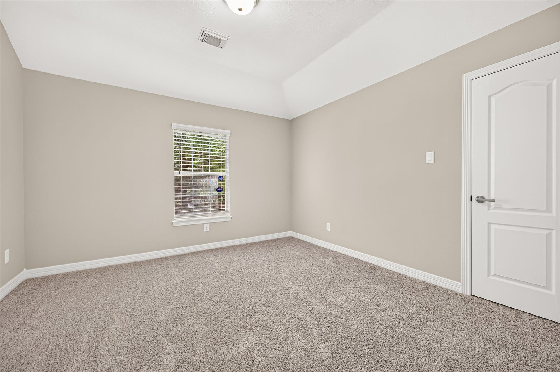 826 Ivory Ridge Lane, Houston, TX 77094 PLENTY OF ROOM TO MAKE IT YOUR OWN! Bedroom #4 offers generous space for a complete bedroom suite with room for a bed, nightstands, dresser & more. The high ceiling adds architectural interest & enhances the open feel, while a window provides natural light. A large, lighted walk-in closet offers plenty of wardrobe & storage space. Bath #3 is conveniently located just outside the bedroom, making this a comfortable & well-planned 2nd-floor retreat.