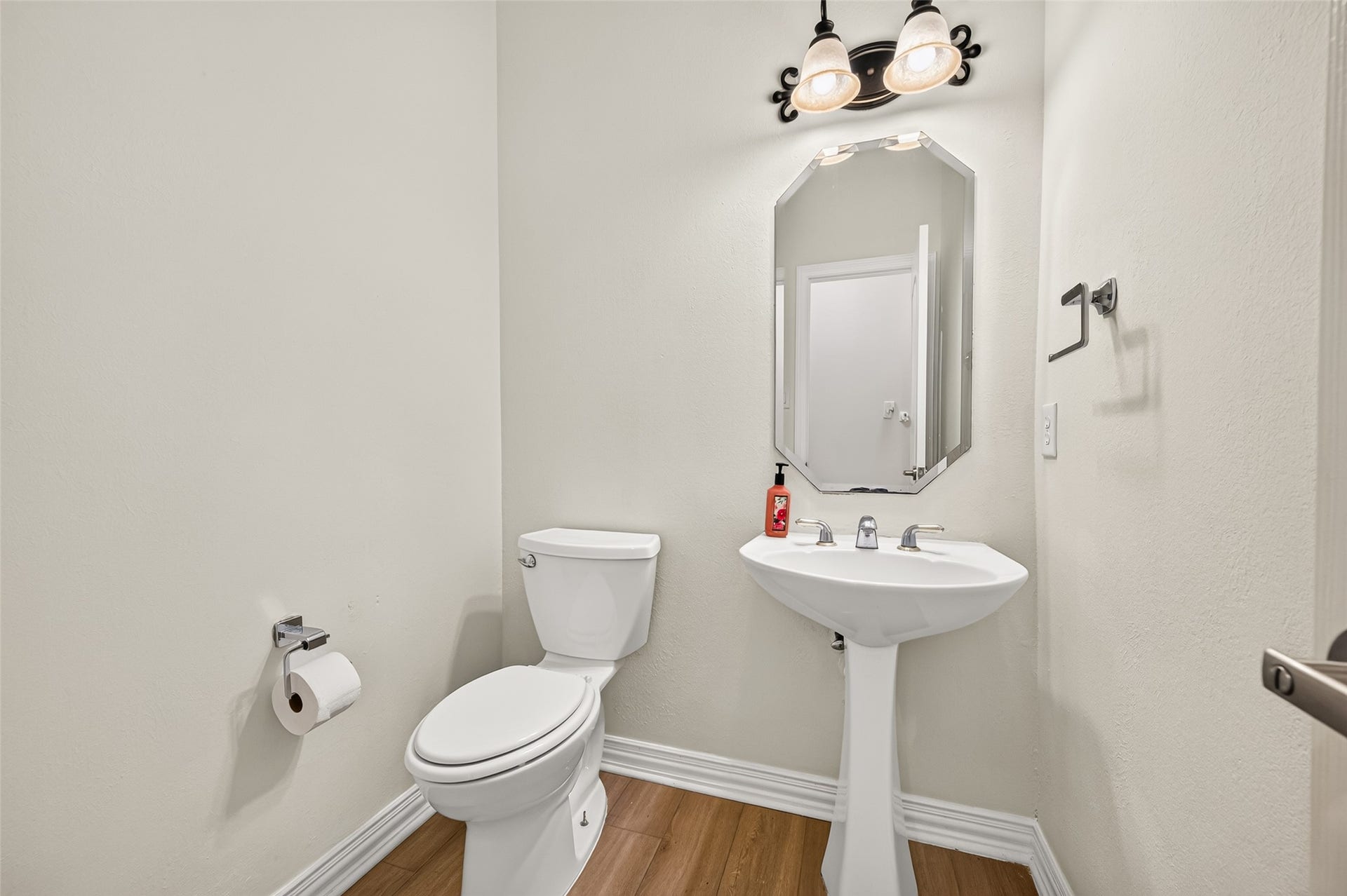 826 Ivory Ridge Lane, Houston, TX 77094 CONVENIENT FOR GUESTS! Located just off the foyer, the Powder Bath provides easy access without venturing into the homes private living spaces. A pedestal sink, decorative mirror & updated fixtures complete this well-placed half bath.