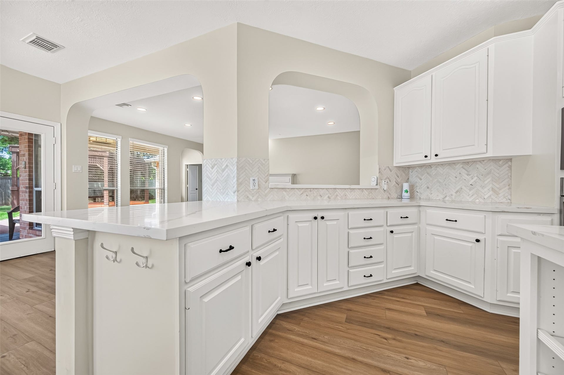 826 Ivory Ridge Lane, Houston, TX 77094 LOOK AT ALL THAT STORAGE & WORKSPACE! An abundance of cabinets & drawers combines with generous stretches of quartz countertop to provide room for everything from morning coffee to holiday meal prep. The breakfast bar adds another useful surface, while wide arched openings connect the kitchen with the family room and surrounding living spacesmaking it easy to stay part of the conversation.