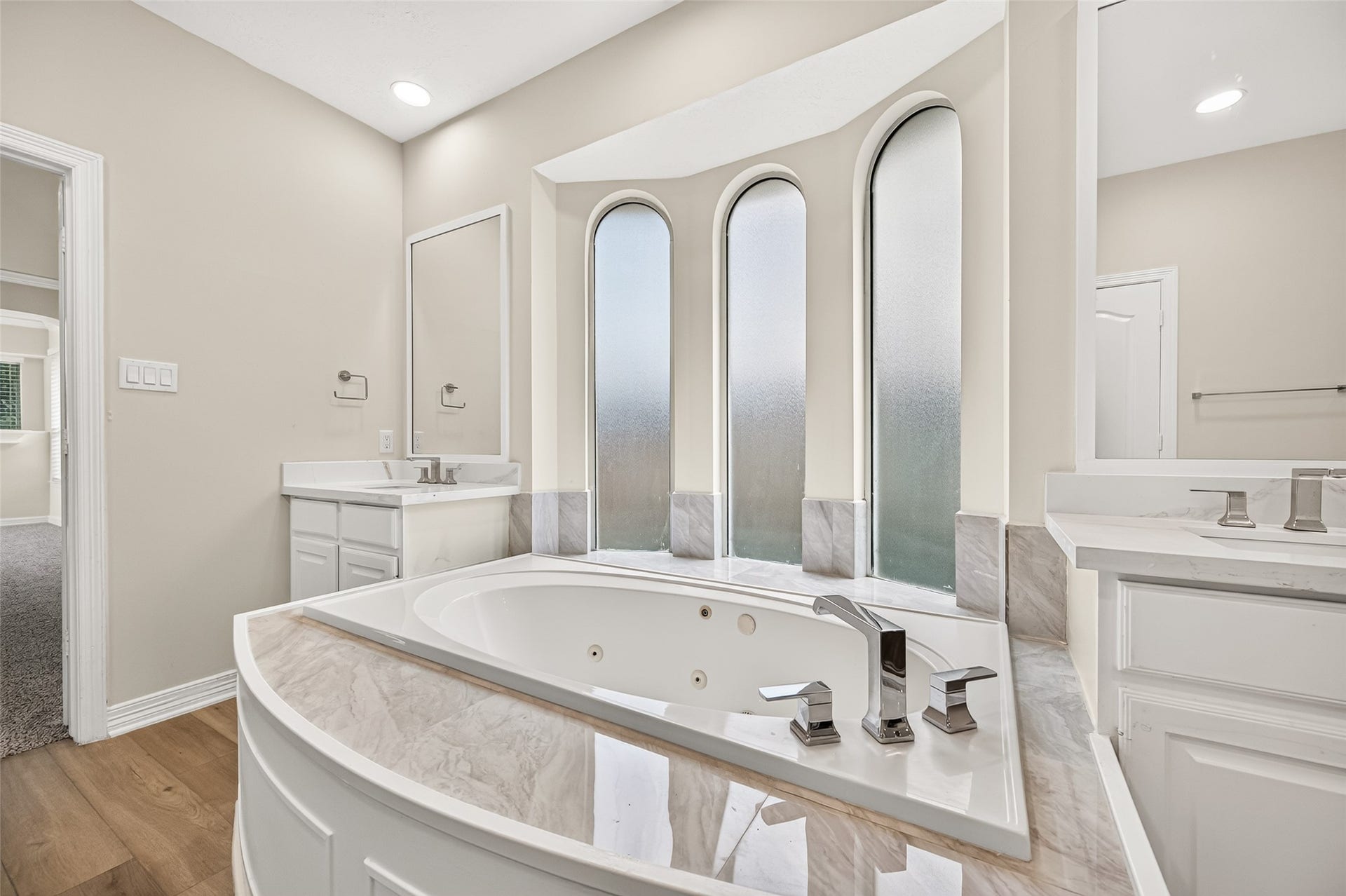 826 Ivory Ridge Lane, Houston, TX 77094 SOAK YOUR CARES AWAY! Between the separate updated vanities, the oversized jetted tub with updated tile surround creates a relaxing place to unwind at the end of a long day. Three tall arched privacy windows provide abundant natural light, while the wide tub surround offers plenty of space for candles, bath essentials, or a glass of wine when a little relaxation is in order.