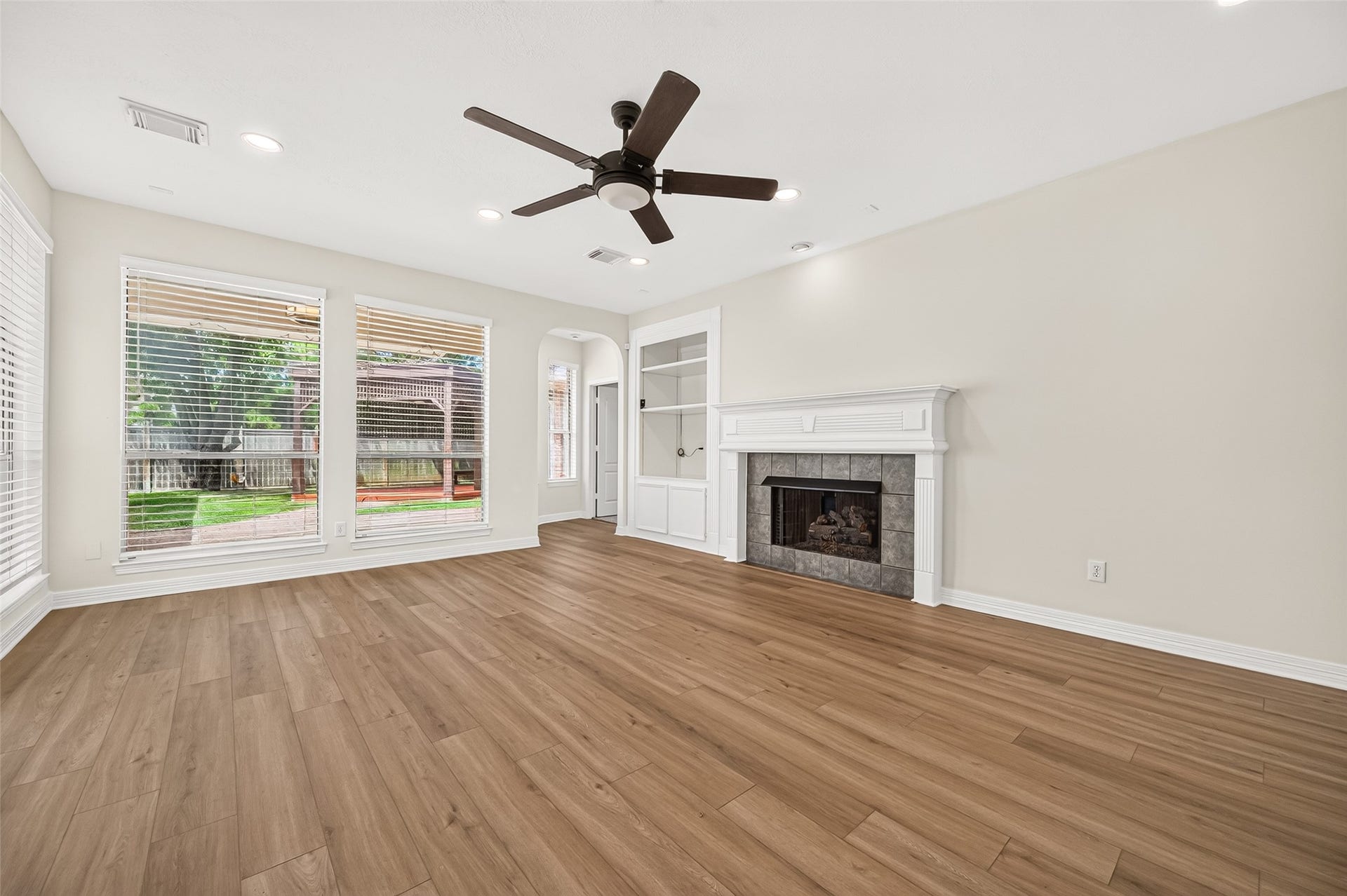 826 Ivory Ridge Lane, Houston, TX 77094 A wall of windows fills the family room with natural light while providing wonderful views of the backyard & covered patio. Easily keep an eye on children playing in the backyard. Just beyond the fireplace, a hallway leads to the 1st-floor Primary Suite, nicely separating it from the homes main living areas.