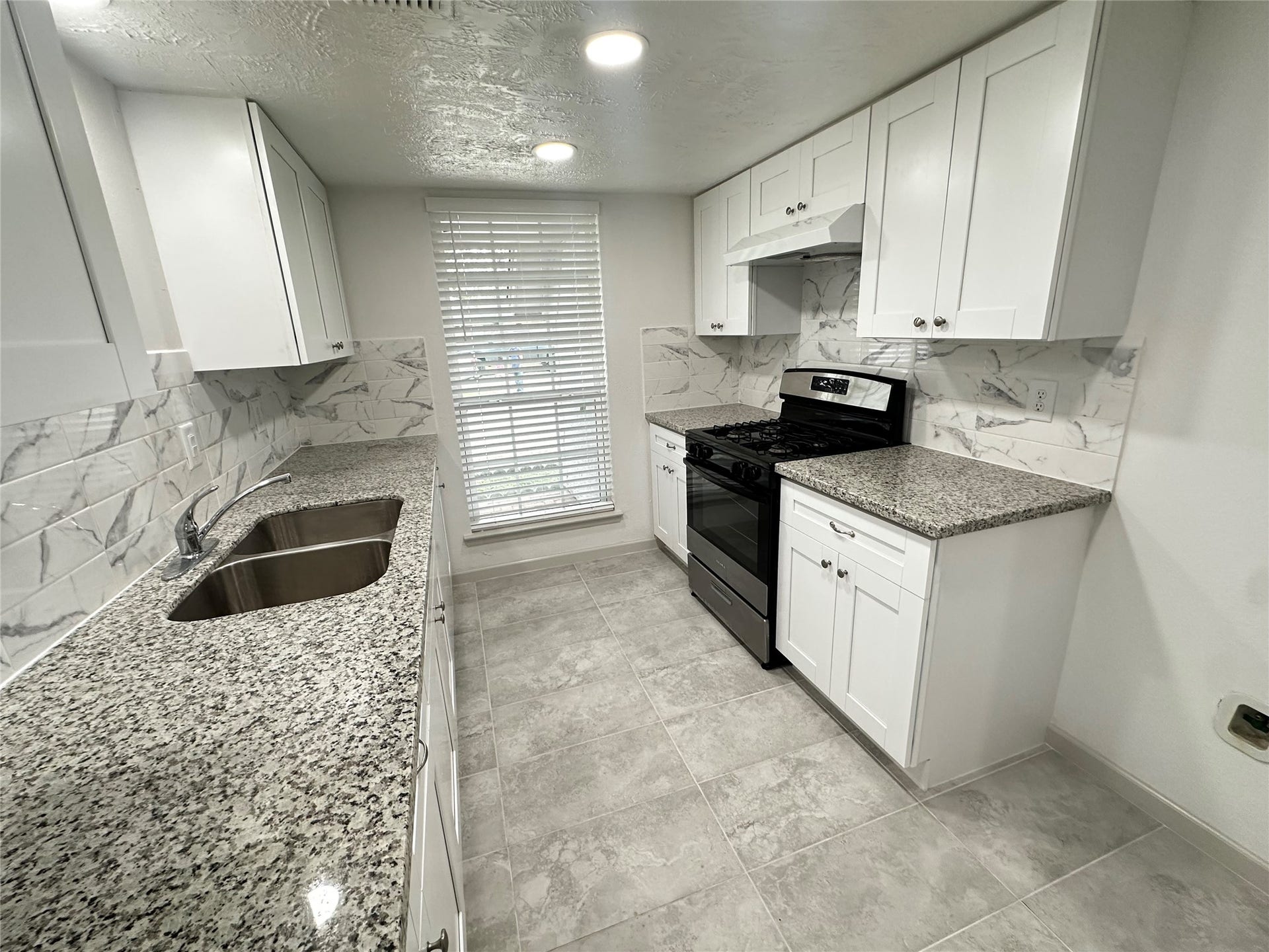 7718 Mosewood Street, Houston, TX 77040 Gas Stove