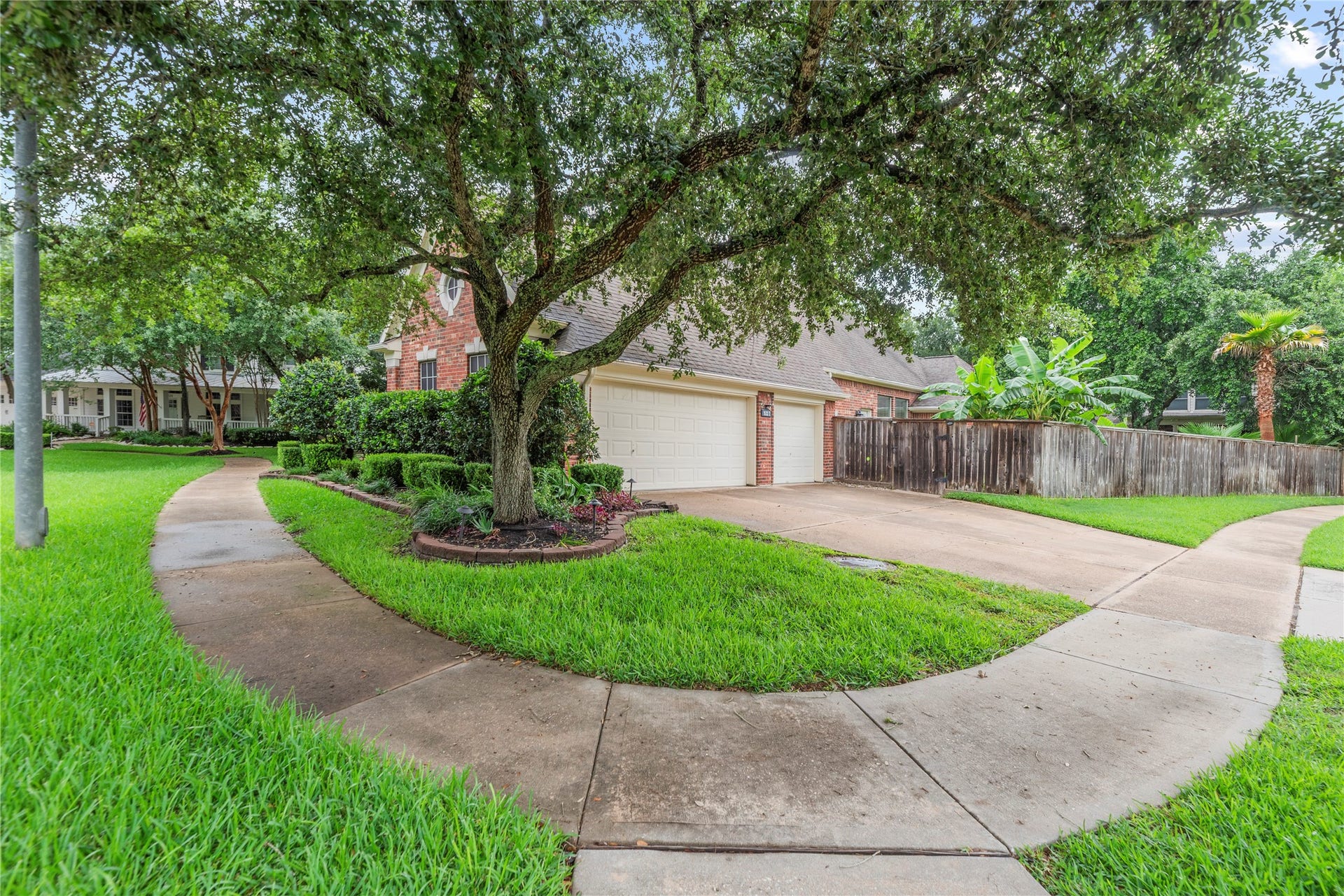 9227 N Fitzgerald Way, Missouri City, TX 77459 Three car garage to the far right of the house.
