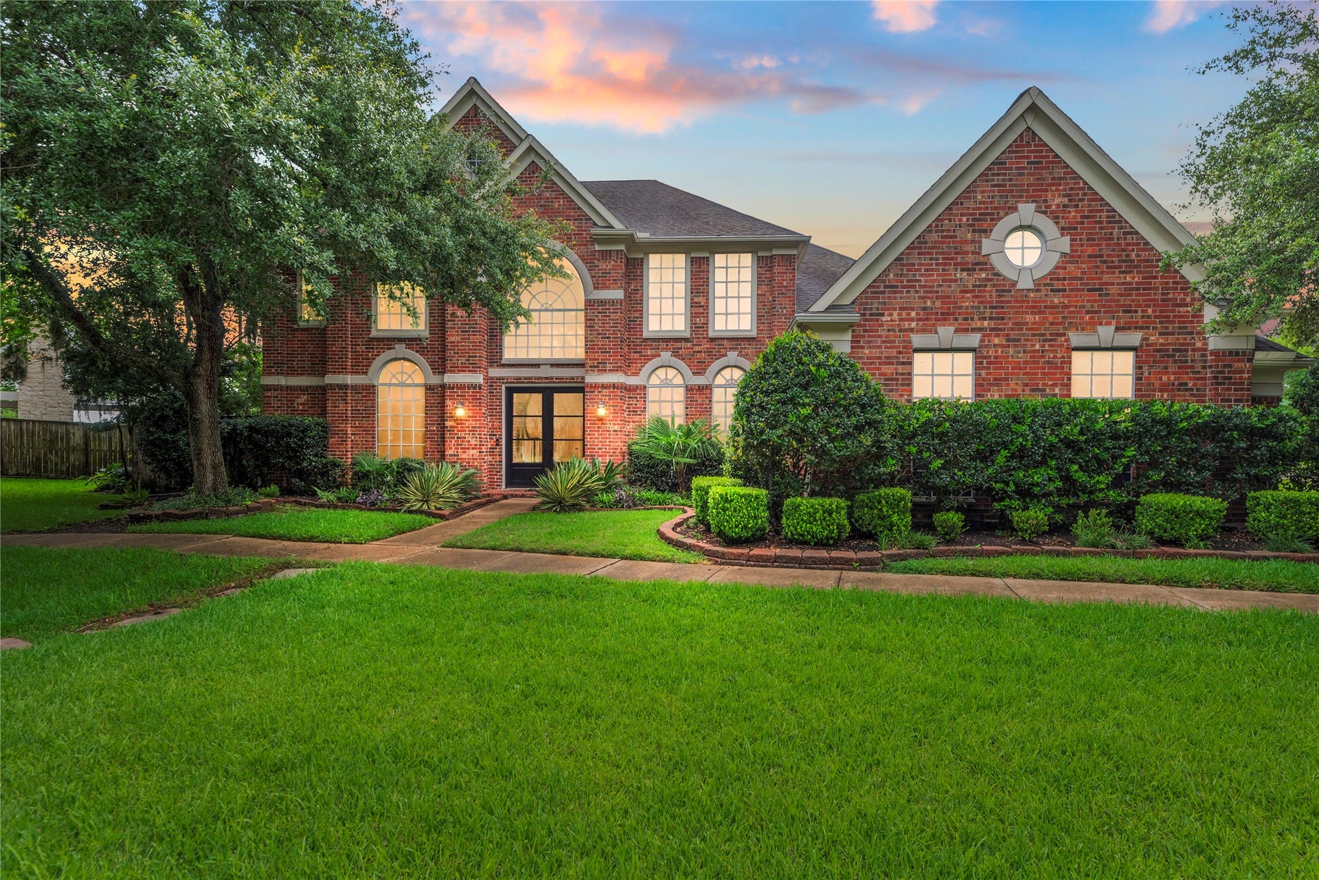 9227 N Fitzgerald Way, Missouri City, TX 77459 Welcome to 9227 N Fitzgerald Way. Located in the highly sought after Steepbank West neighborhood of Sienna!