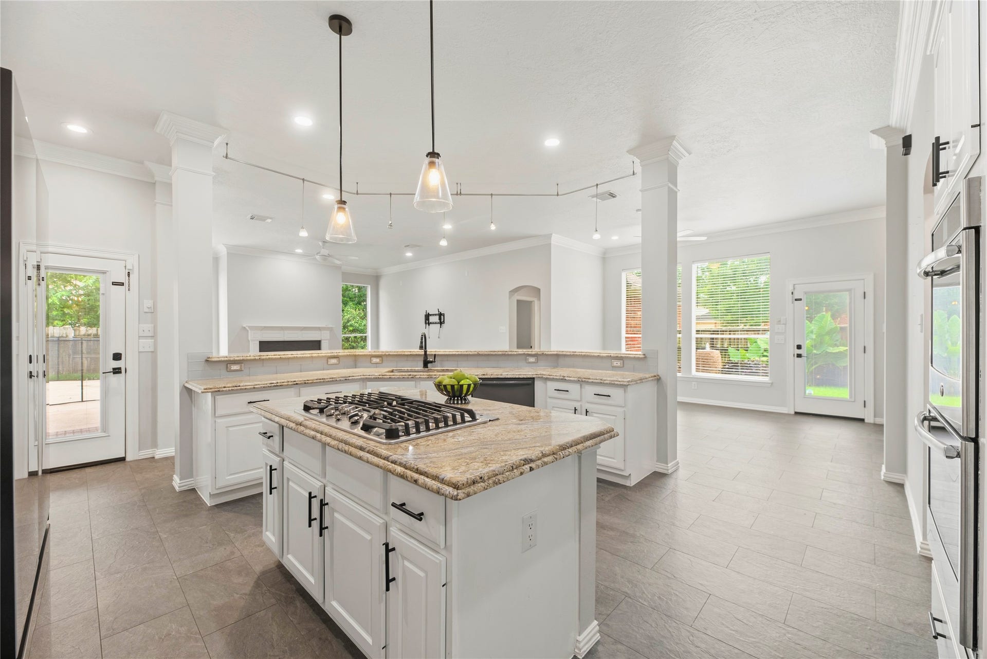 9227 N Fitzgerald Way, Missouri City, TX 77459 Gourmet kitchen with island cooktop, touchless faucet at the kitchen sink. Two ovens. Open to a breakfast nook and a family den. A wonderful place to gather daily in the heart of the home!