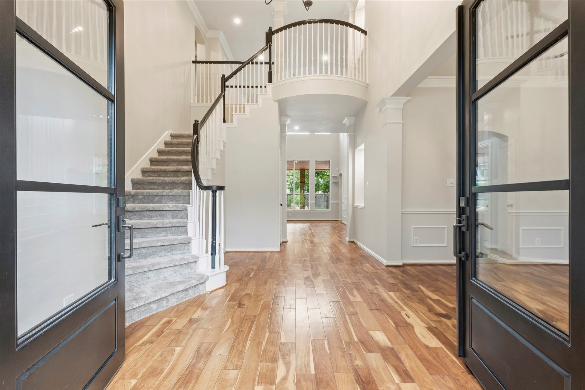 9227 N Fitzgerald Way, Missouri City, TX 77459 Grand entry with a sweeping staircare