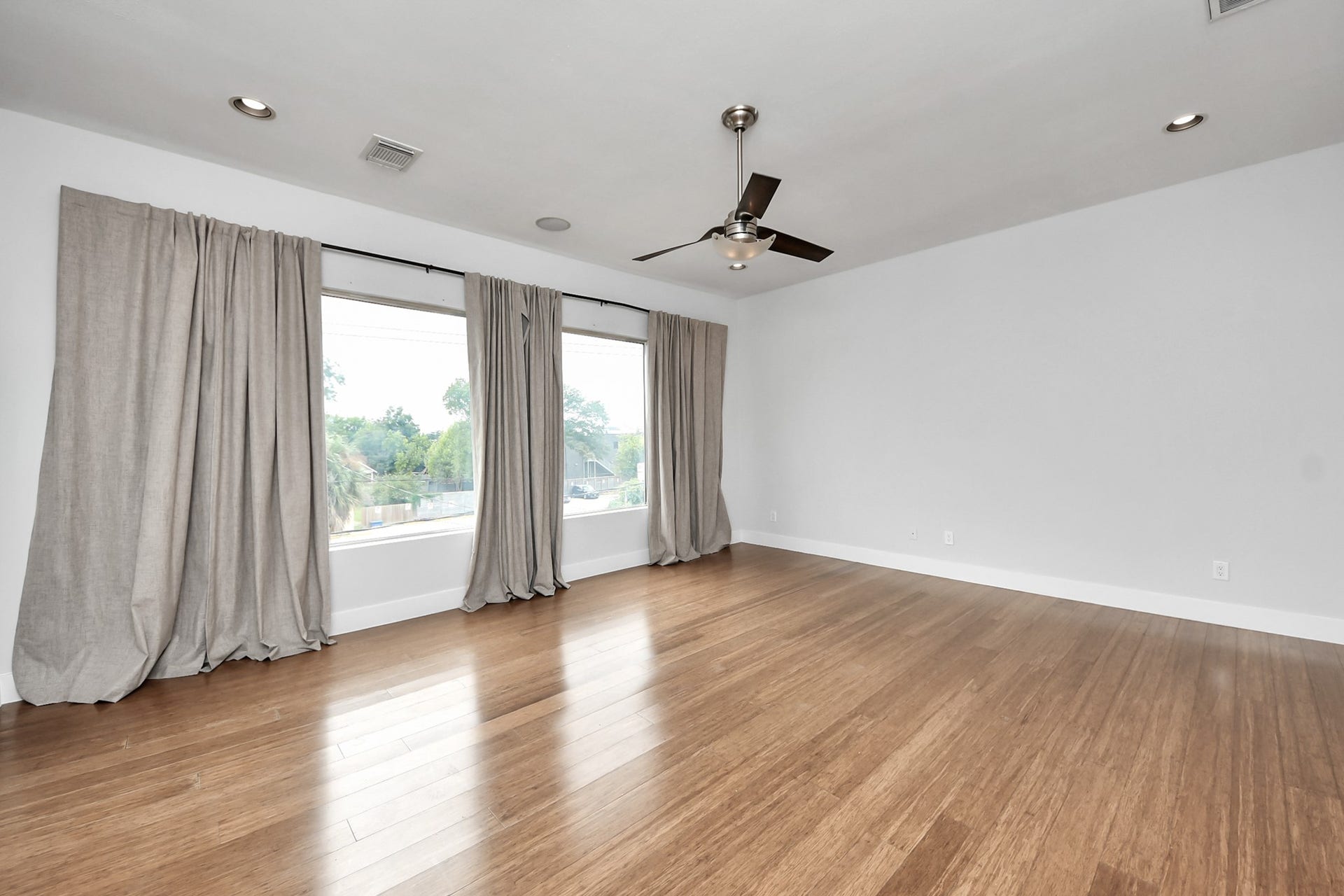 1807 Hickory Street, Houston, TX 77007 Primary Bath