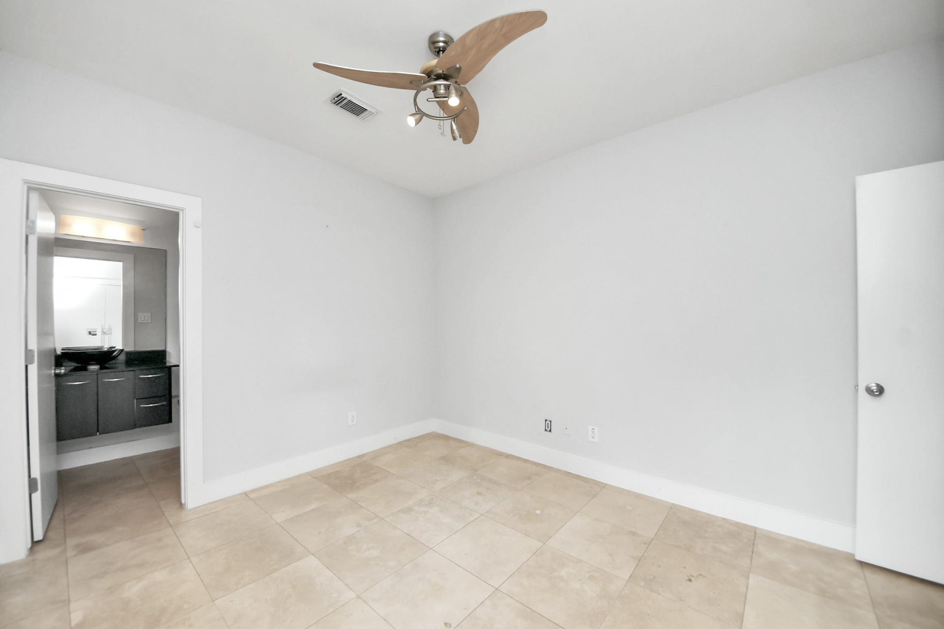 1807 Hickory Street, Houston, TX 77007 First-floor bedroom with a private full bathroom, ideal for guests.