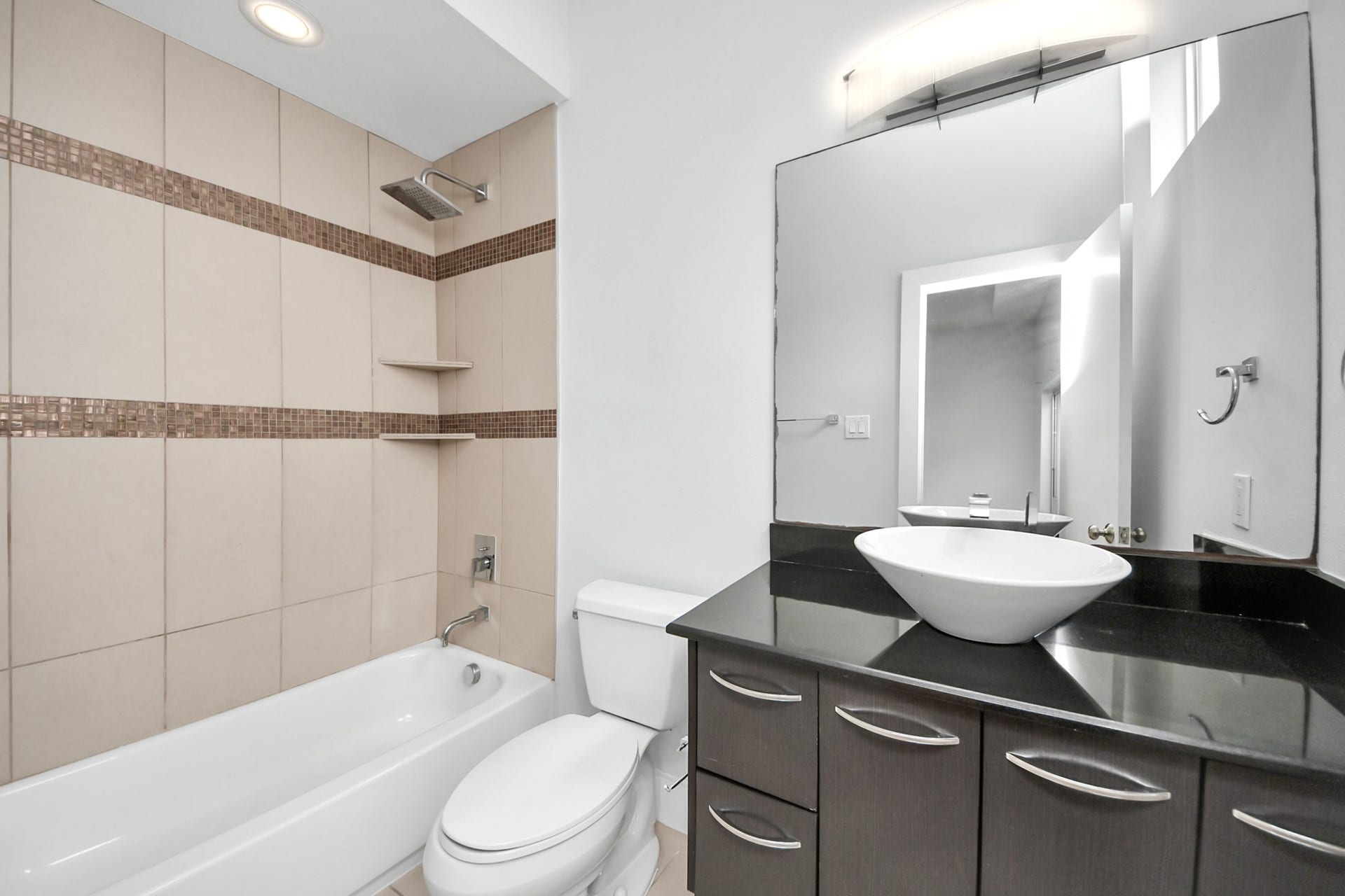1807 Hickory Street, Houston, TX 77007 Full bath