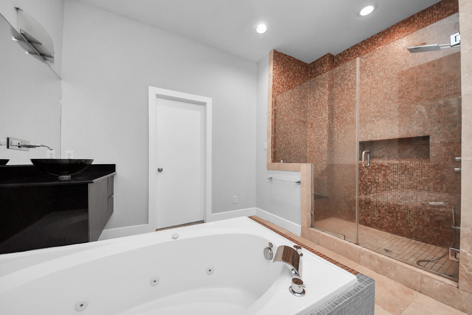 1807 Hickory Street, Houston, TX 77007 First-floor bedroom with a private full bathroom, ideal for guests.