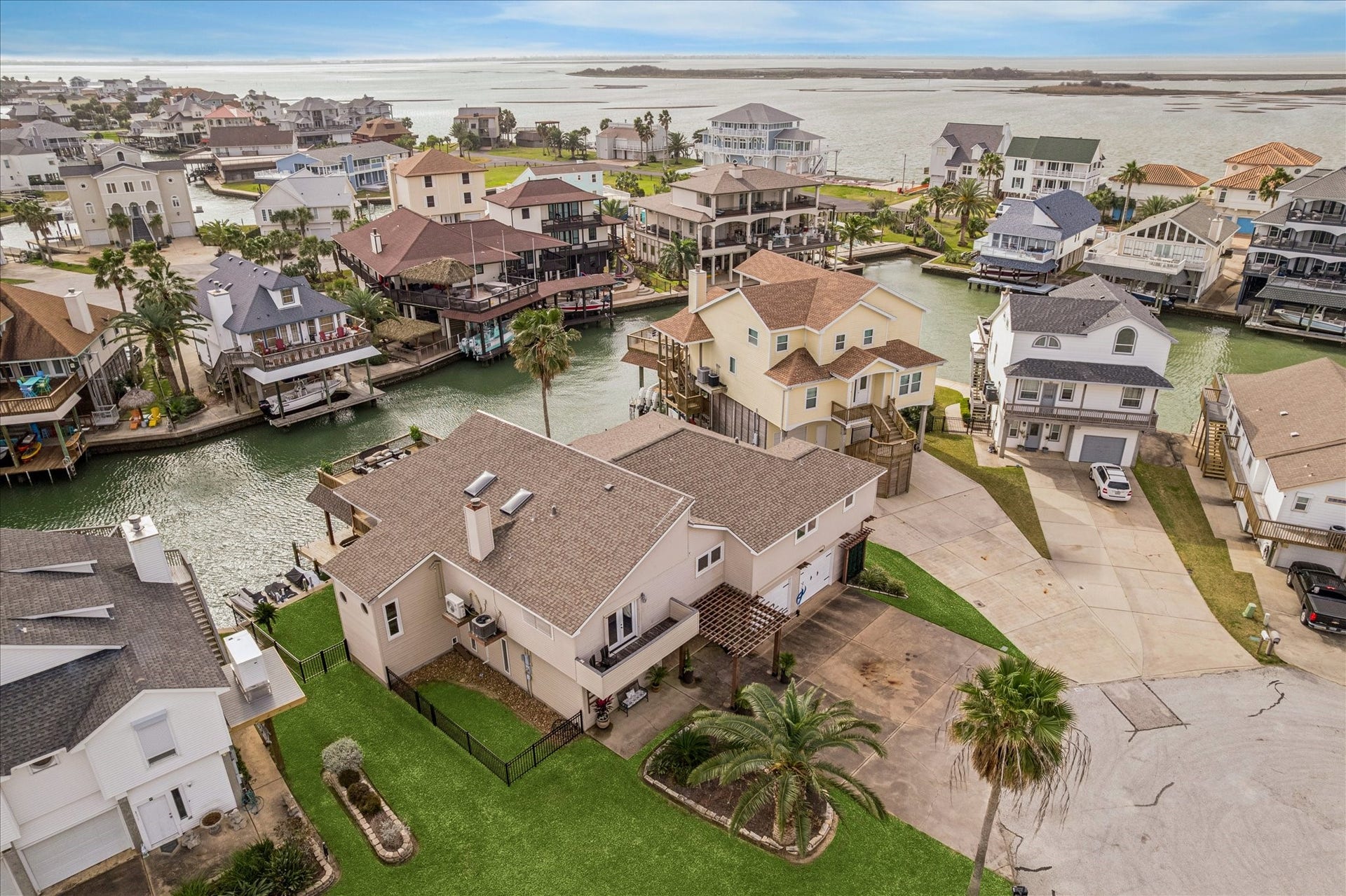 115 Bamaku Bend, Tiki Island, TX 77554 115 Bamaku Bend, Tiki Island, TX 77554