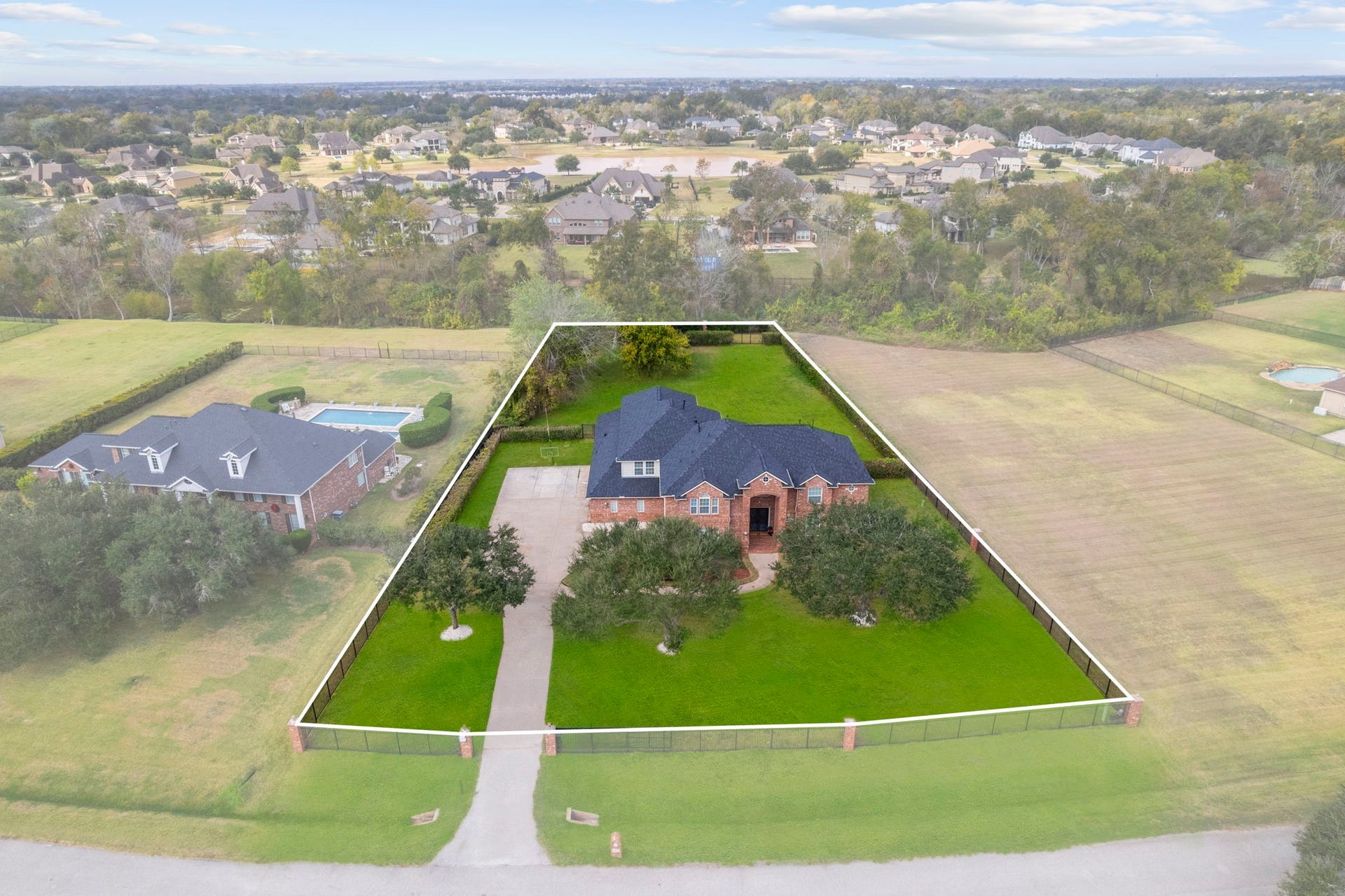 4502 Creek Point Lane, Missouri City, TX 77459 Expansive lot offering endless possibilities. Space to play. Space to escape. Space to grow.