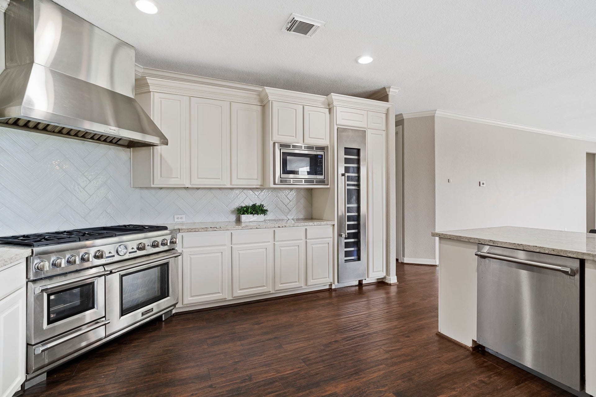 4502 Creek Point Lane, Missouri City, TX 77459 Beautifully updated kitchen featuring a timeless neutral palette and commercial-grade Thermador appliances, blending sophisticated style with exceptional functionality.