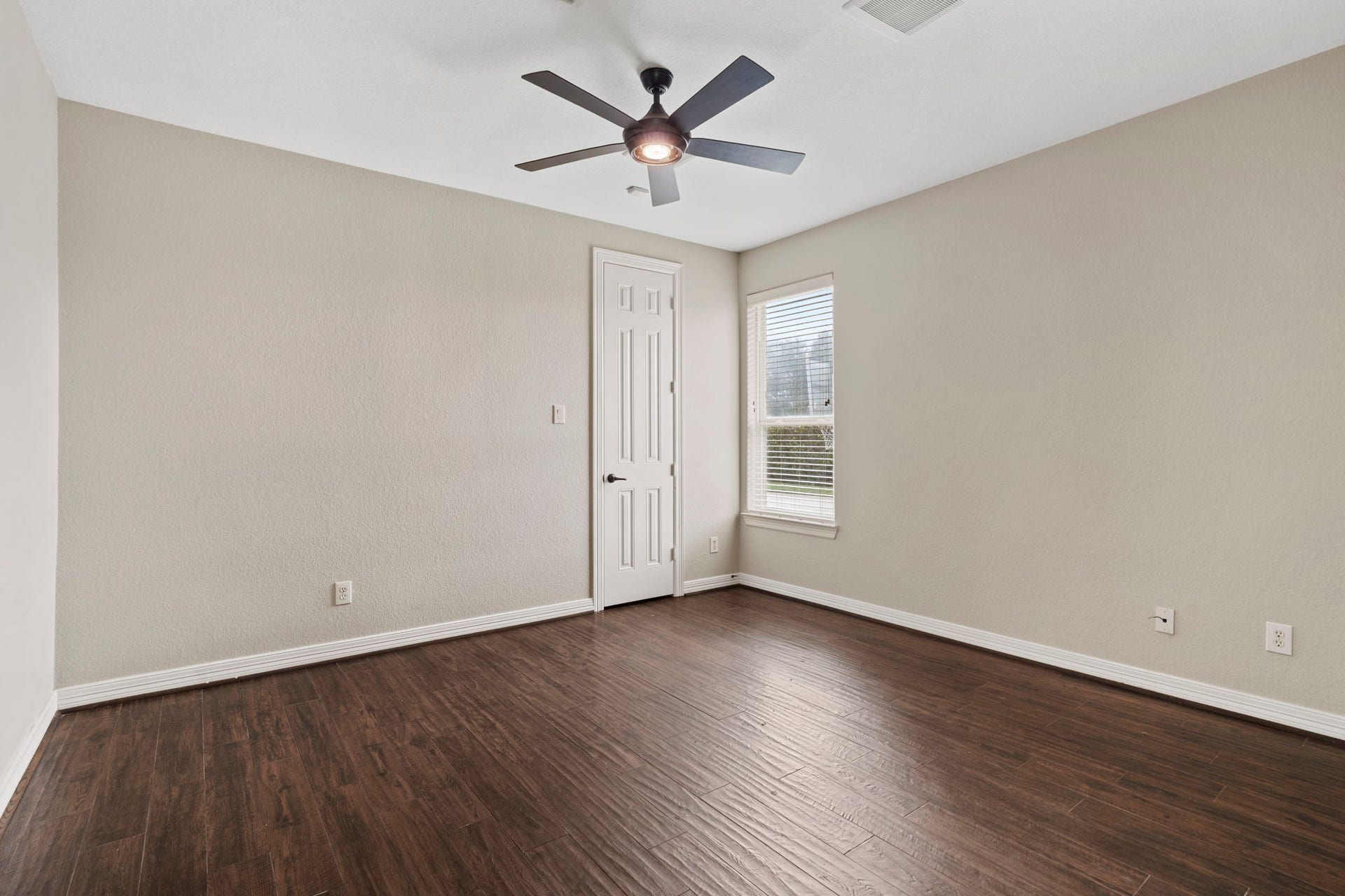 4502 Creek Point Lane, Missouri City, TX 77459 Additional secondary bedroom and full bathroom on the main level, offering comfort and convenience for guests or multigenerational living.