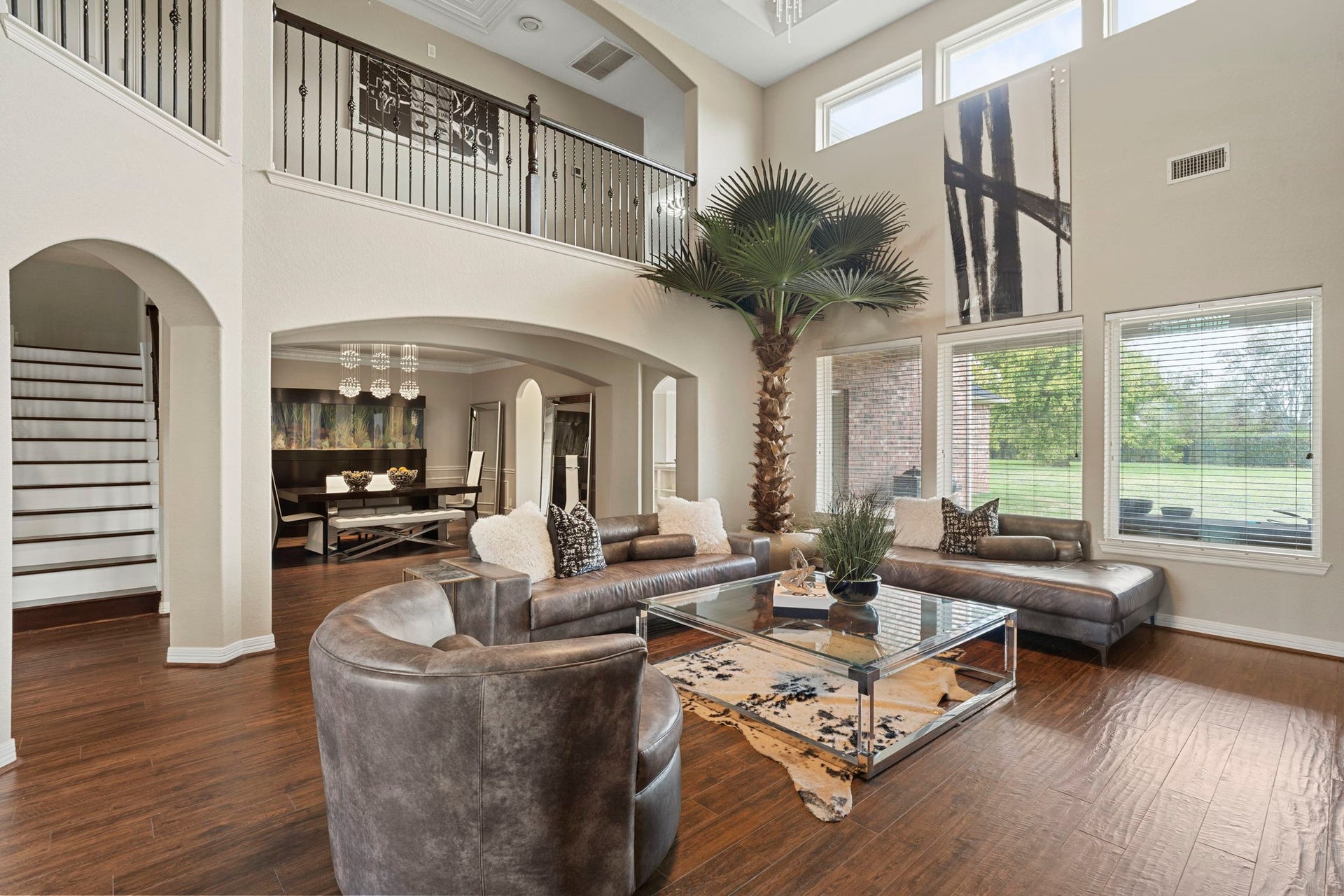 4502 Creek Point Lane, Missouri City, TX 77459 Entertain in style with an elegant formal living room that flows seamlessly into the formal dining room, creating the perfect setting for gatherings and special occasions.