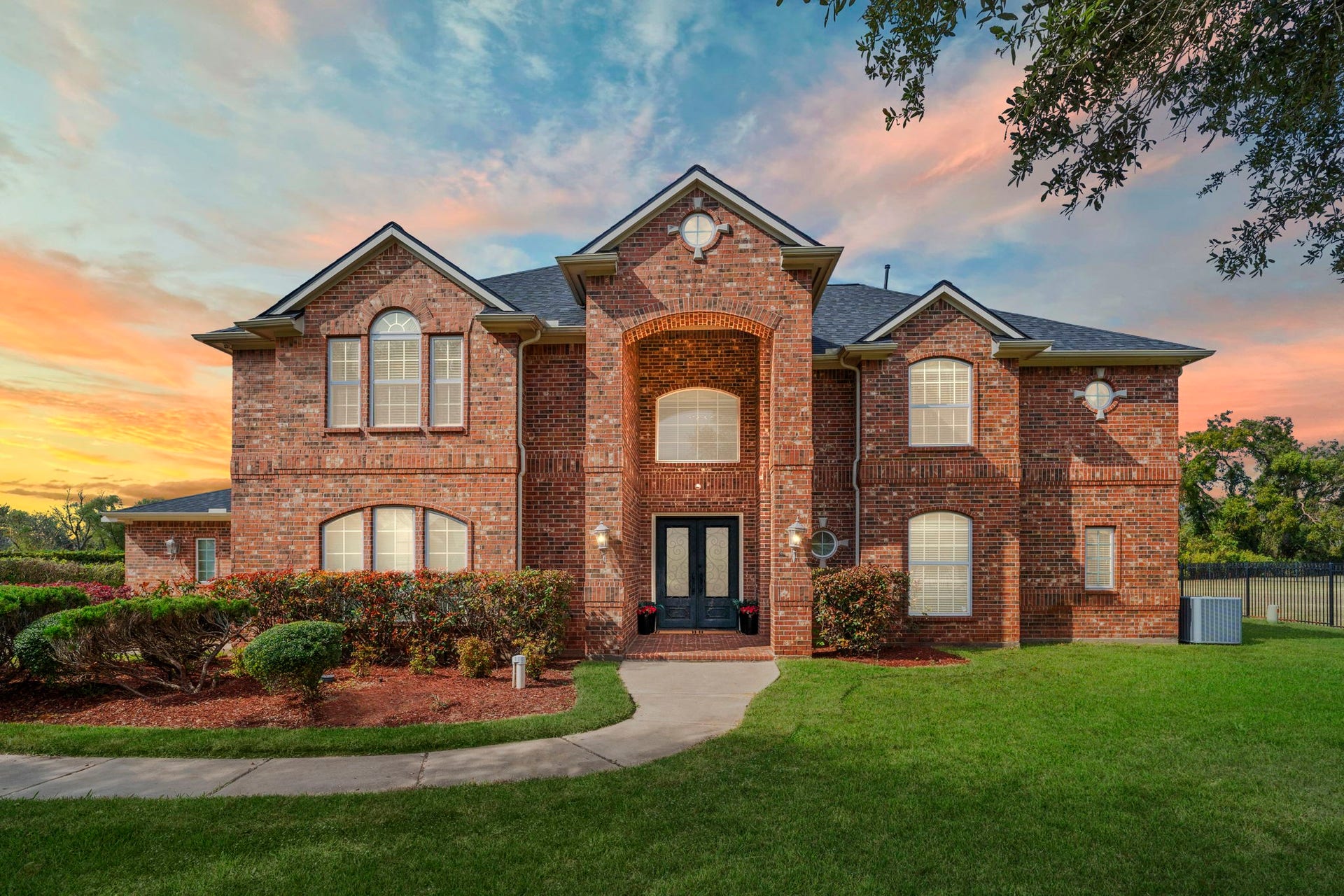4502 Creek Point Lane, Missouri City, TX 77459 Escape to 4502 Creek Point Lane