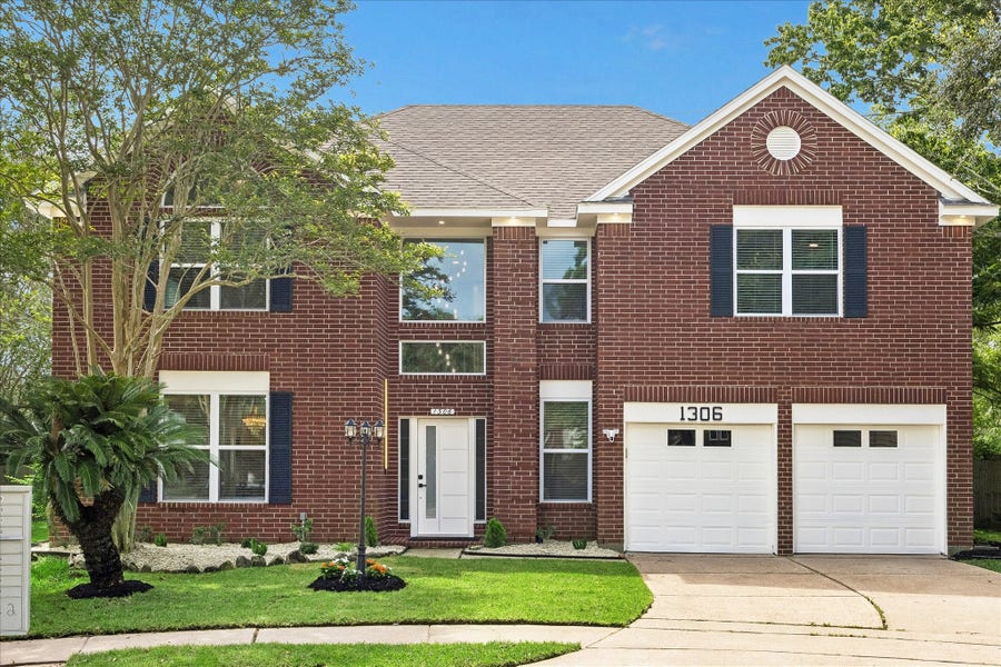 Property photo for 1306 Hunter Wood Drive, League City, TX