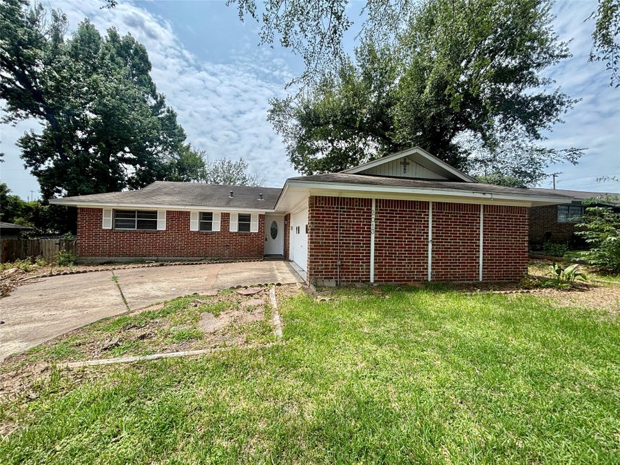 Property photo for 2013 Oaklawn Drive, Conroe, TX