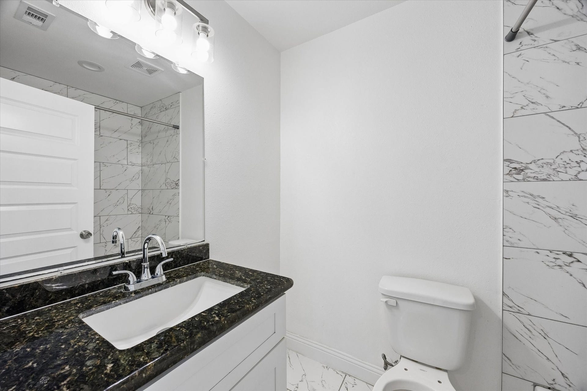 3515 Shelby Circle, #A/B, Houston, TX 77051 The upstairs secondary bath