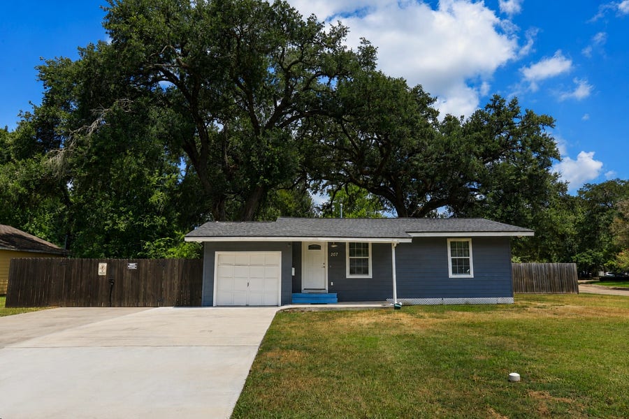 Property photo for 207 Jasmine Street, Lake Jackson, TX
