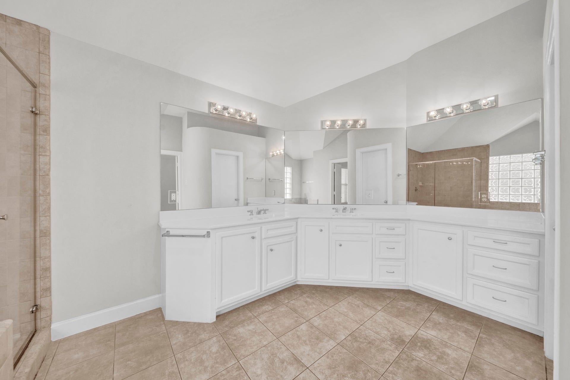 650 Westcross Street, #56, Houston, TX 77018 Primary Bathroom